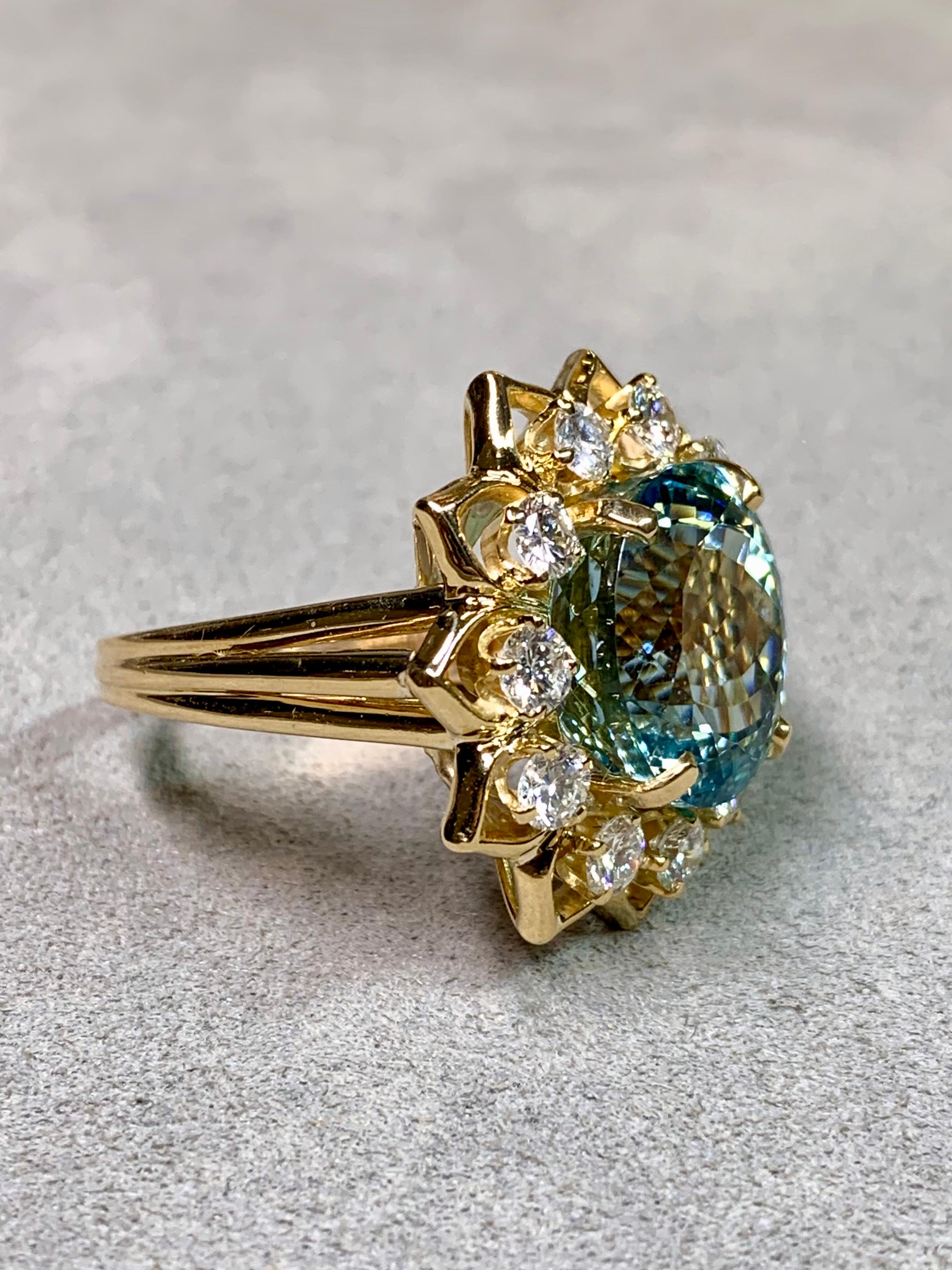 Taille ovale Bague Cocktail en or jaune 18K aigue-marine ovale diamantée 11.65ctw en vente