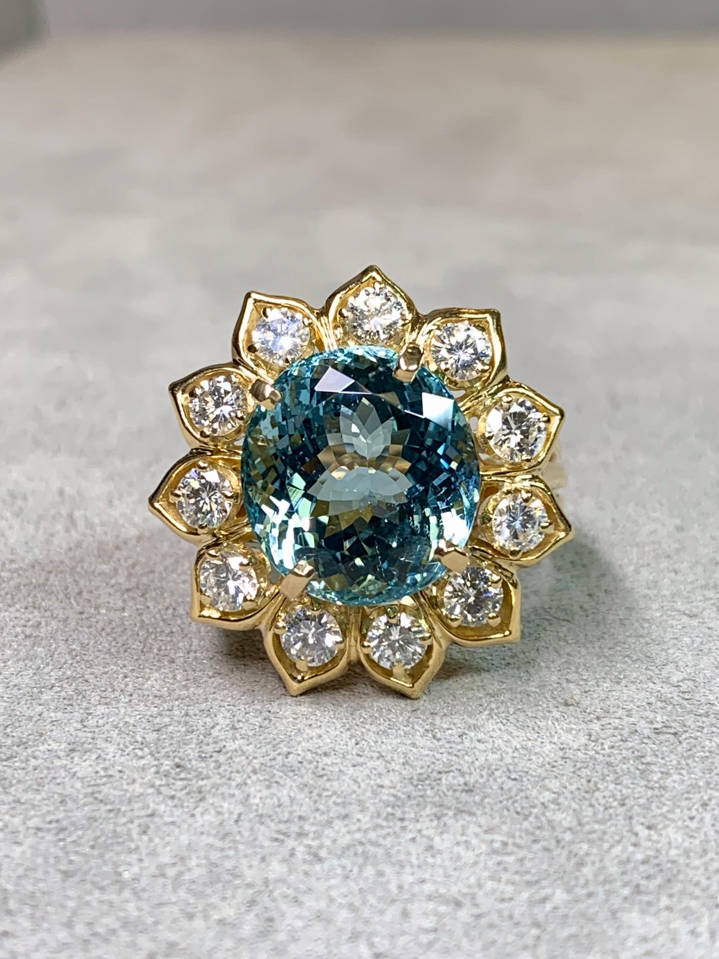 Bague Cocktail en or jaune 18K aigue-marine ovale diamantée 11.65ctw Bon état - En vente à Winter Springs, FL