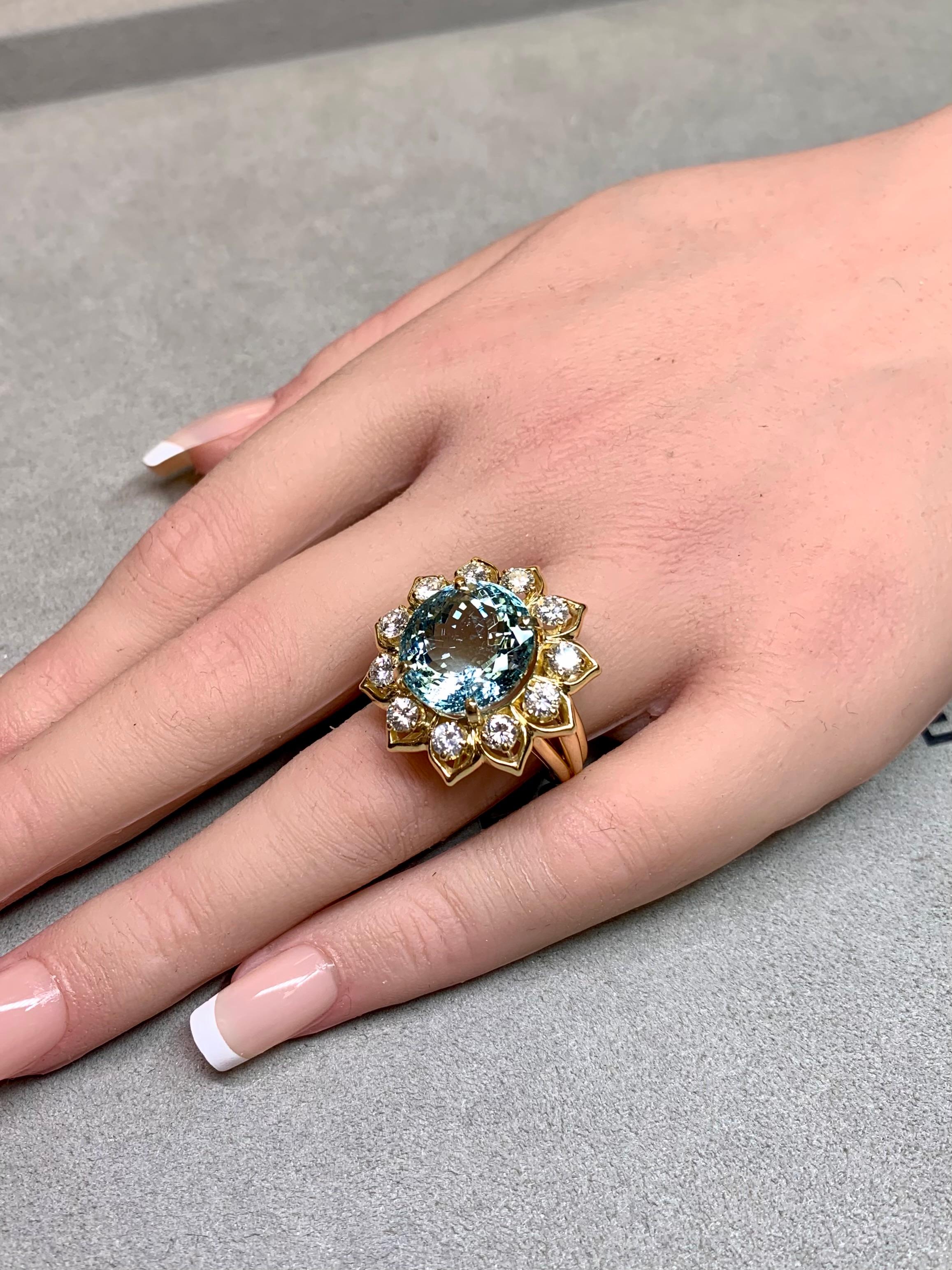 Bague Cocktail en or jaune 18K aigue-marine ovale diamantée 11.65ctw en vente 3