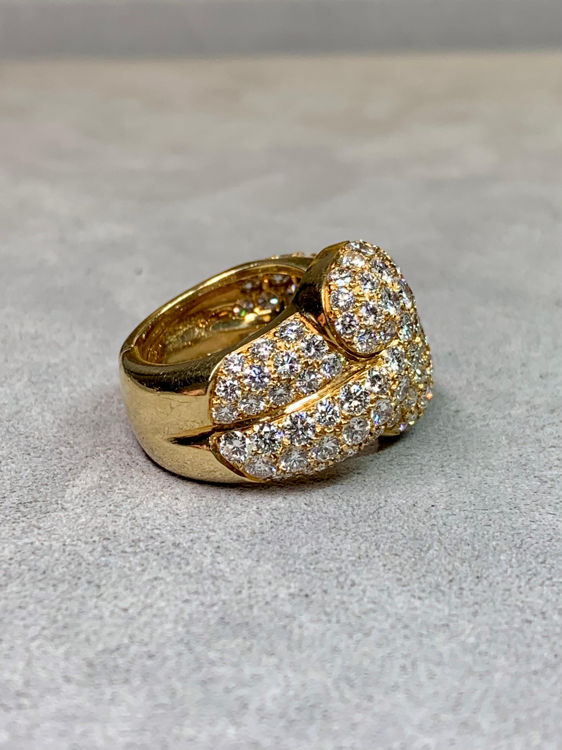 
Une bague de cocktail magnifiquement conçue et exceptionnellement bien réalisée par Brilliante en or jaune 18 carats et sertie d'environ 6,50 carats de diamants ronds de taille brillant parfaitement assortis. Les pierres sont de couleur E-G et de