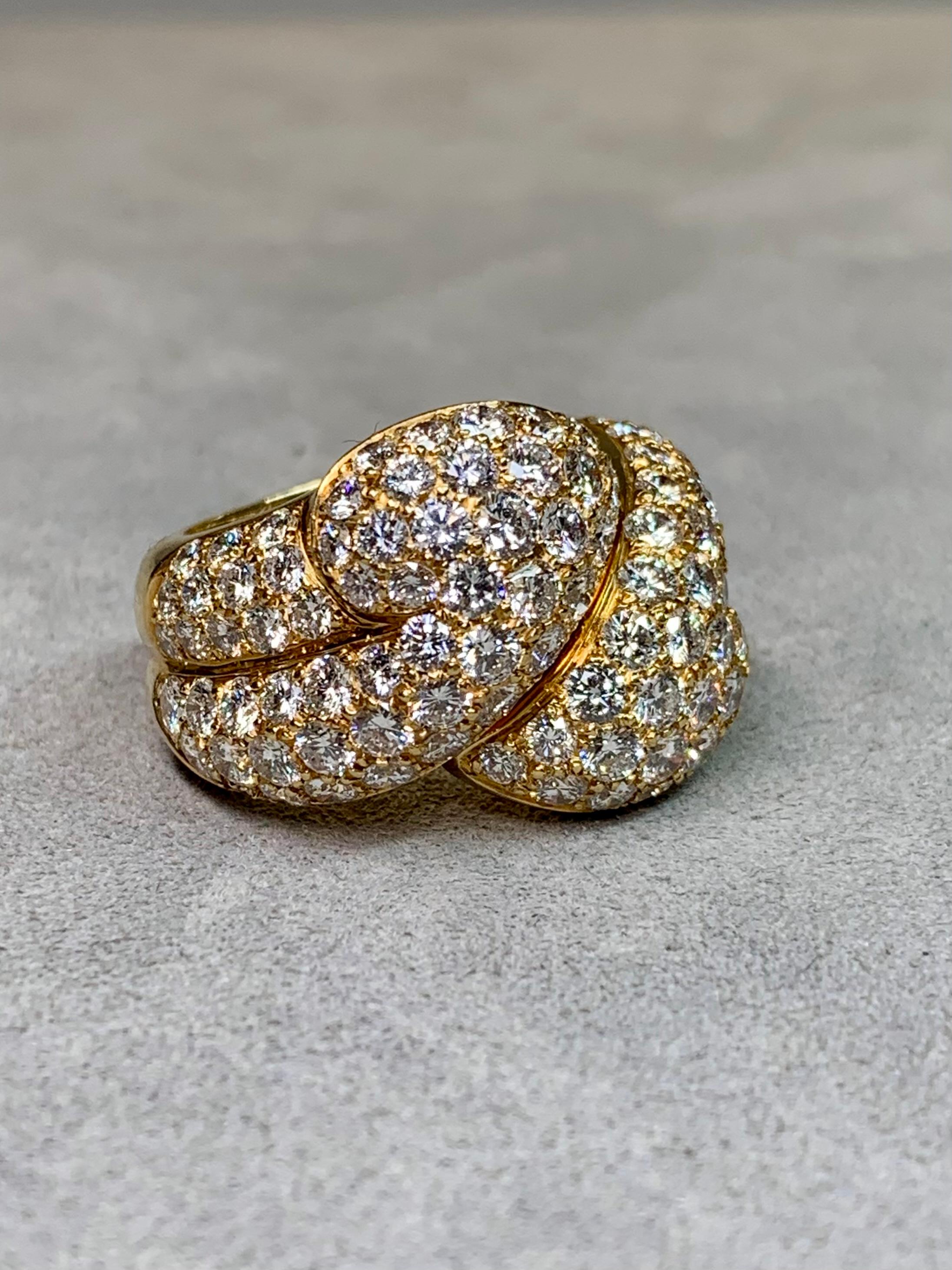 Contemporain Bague de cocktail en or jaune 18K Pavé de diamants à charnière par Blickman en vente