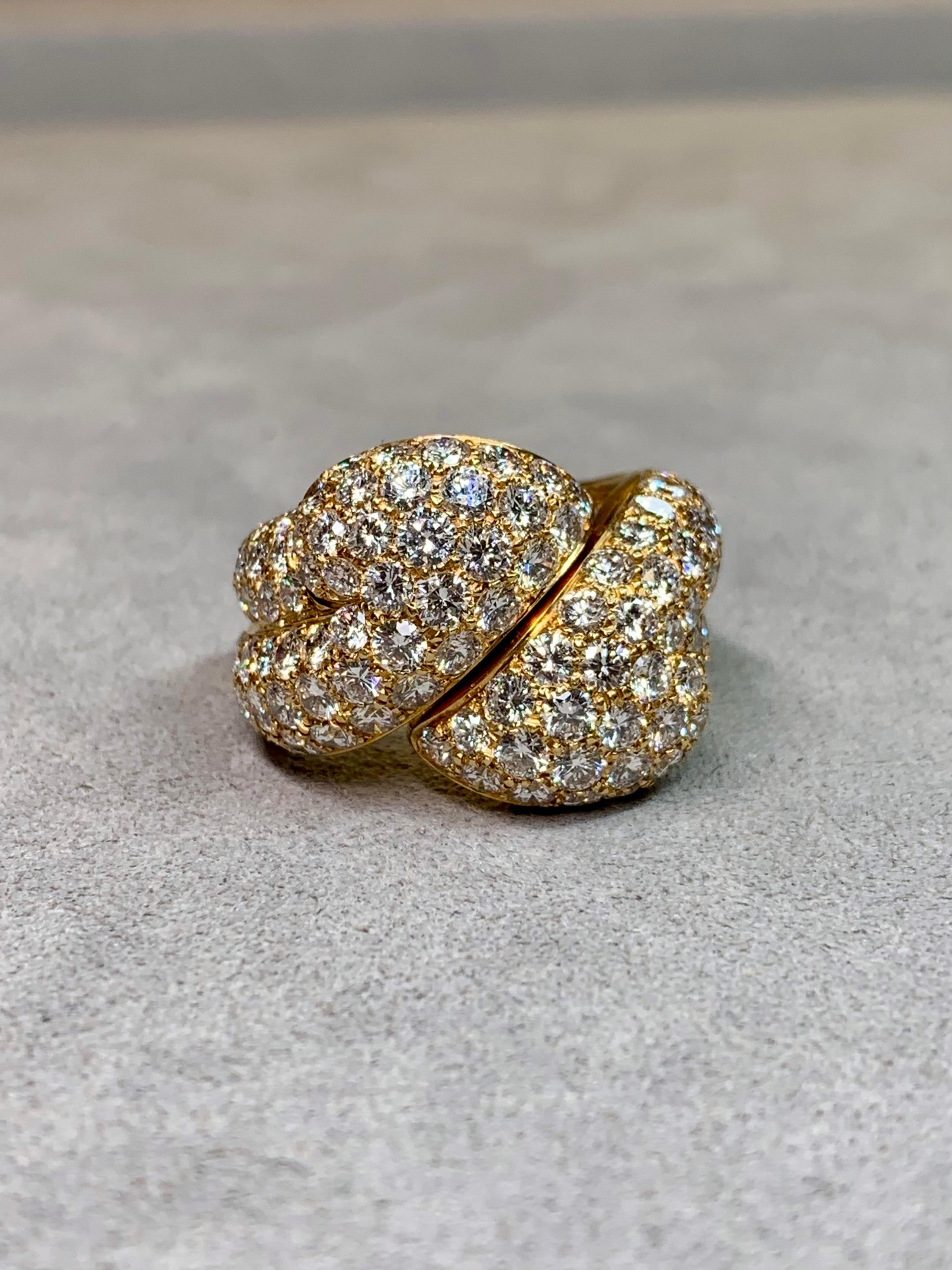 Taille ronde Bague de cocktail en or jaune 18K Pavé de diamants à charnière par Blickman en vente