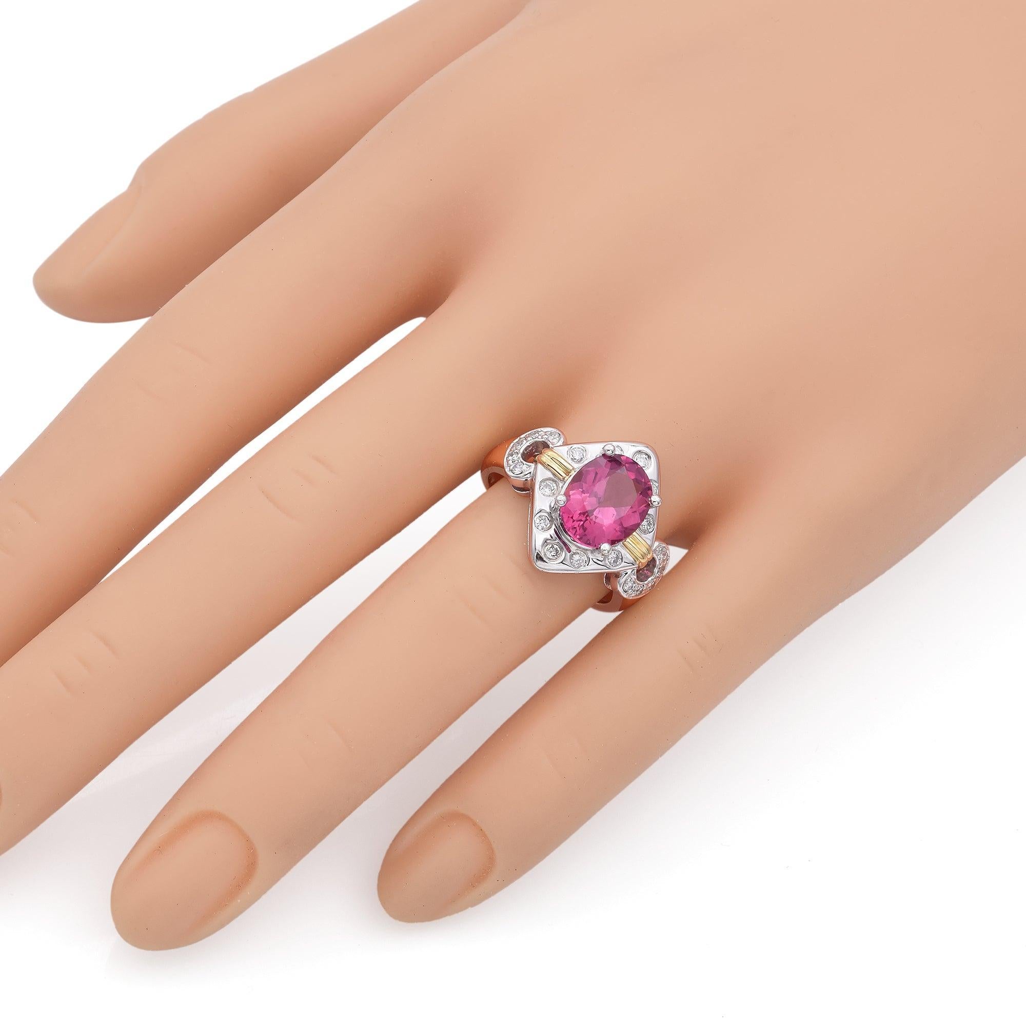 Taille ovale Bague de succession en or jaune 18 carats et platine avec tourmaline rose 3,6 carats et diamants taille 9 en vente