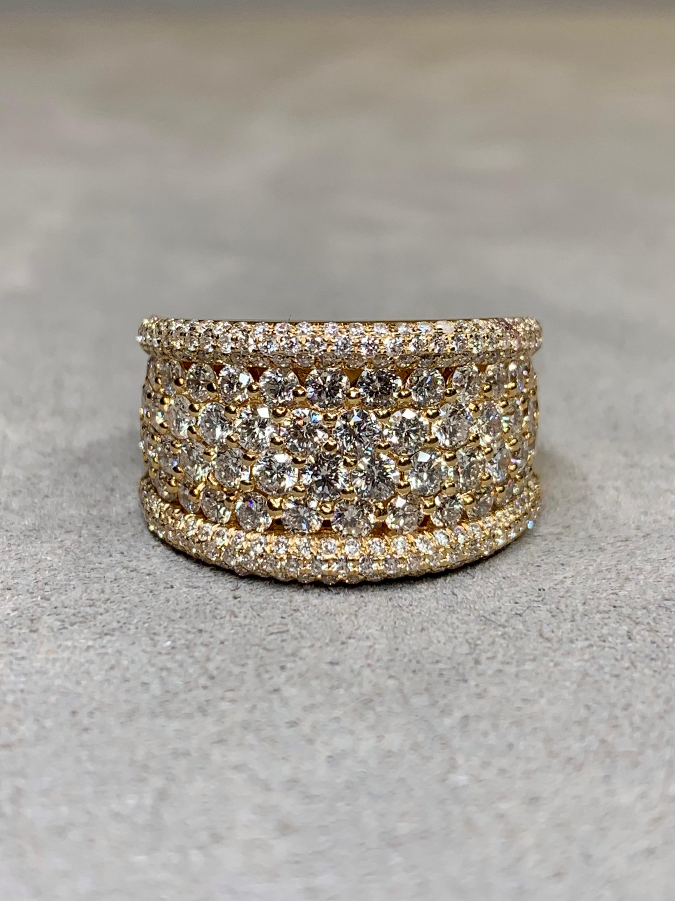 Estate 18K Yellow Gold Prong Set Diamond Wide Cigar Band Cocktail Ring 4.70ctw für Damen oder Herren im Angebot