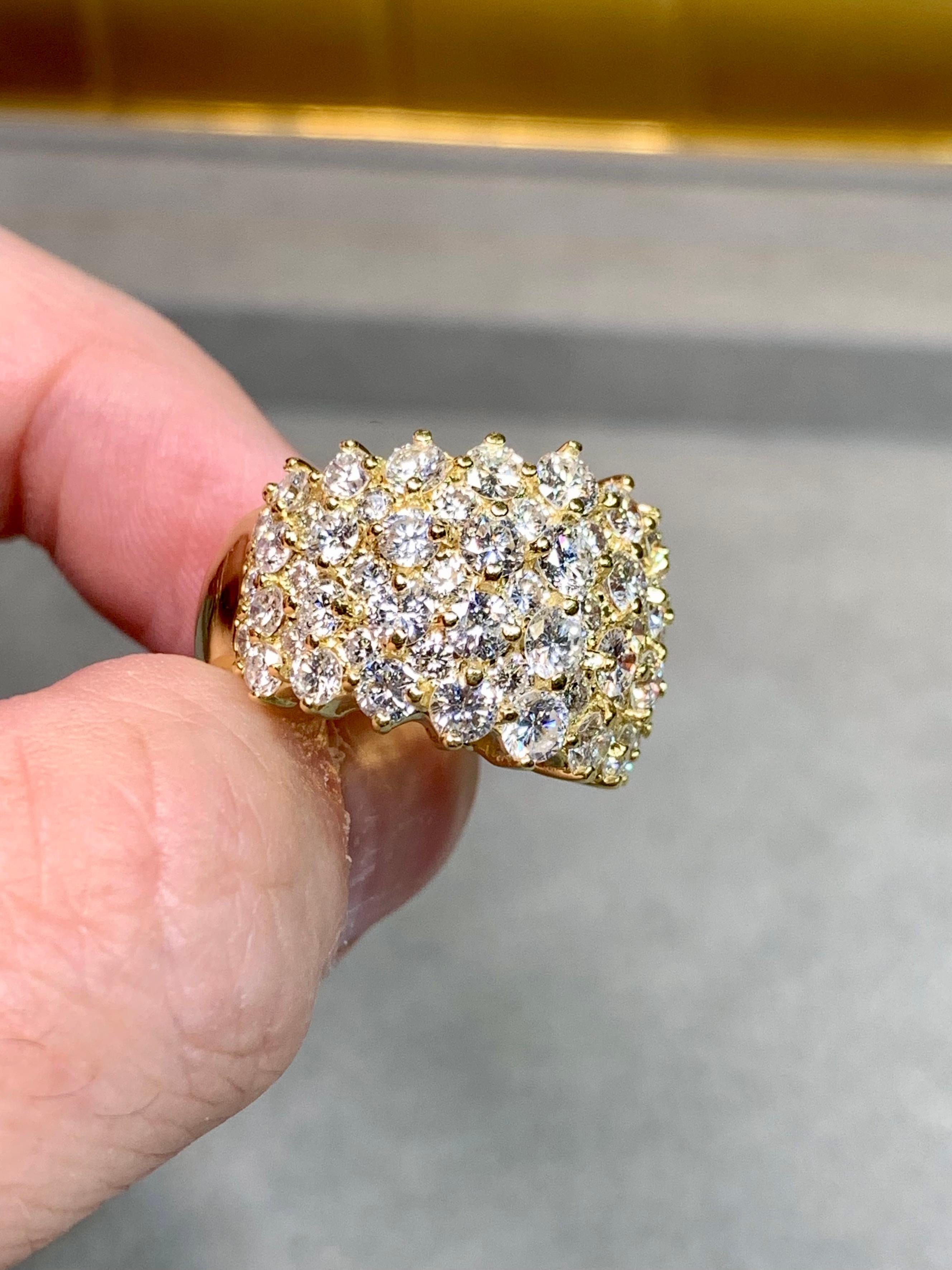 Bague de cocktail en or jaune 18K sertie de diamants larges 7ctw Unisexe en vente
