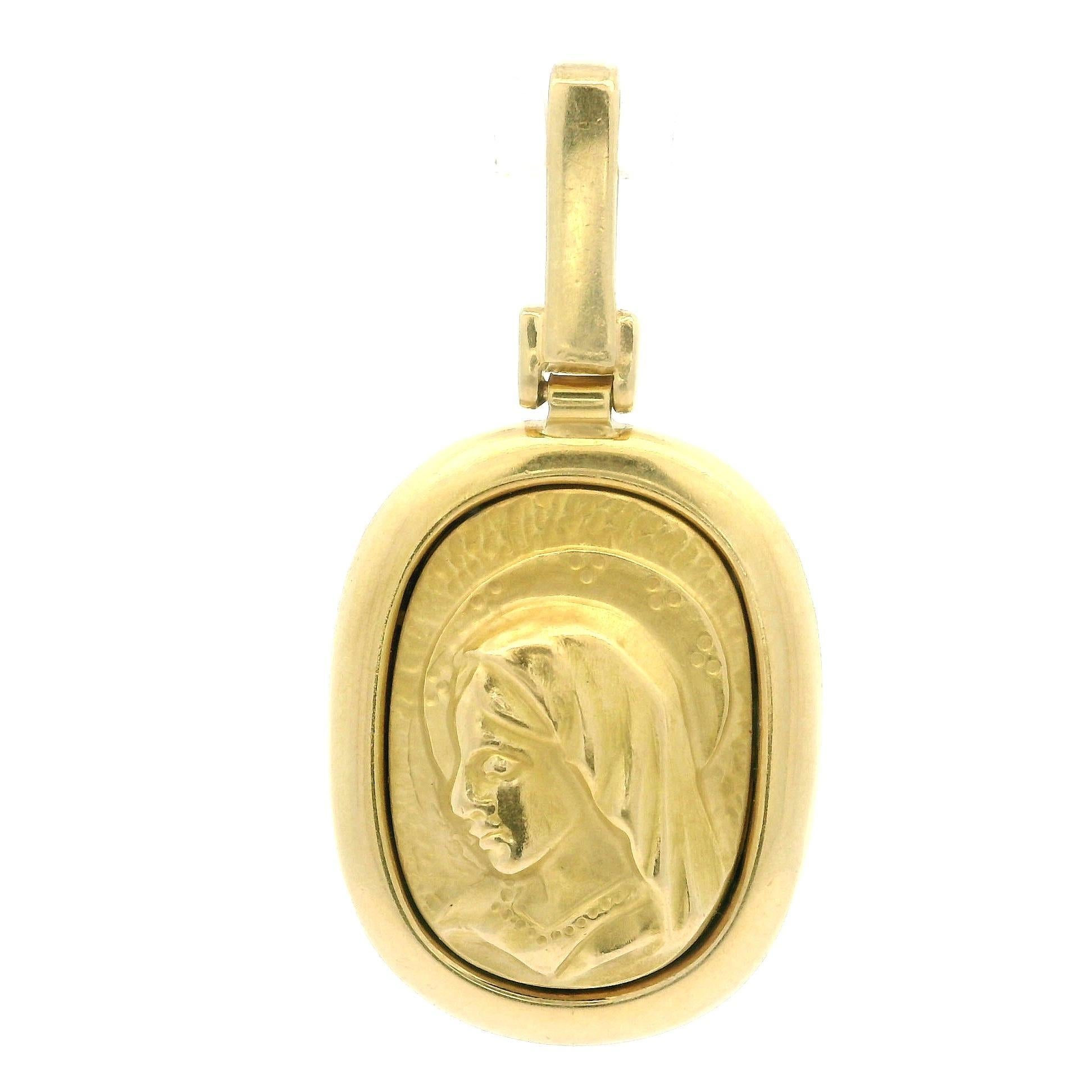 Estate 18k Yellow Gold Puffed Mother Mary Rectangular Medallion Pendant In Excellent Condition For Sale In Montclair, NJ