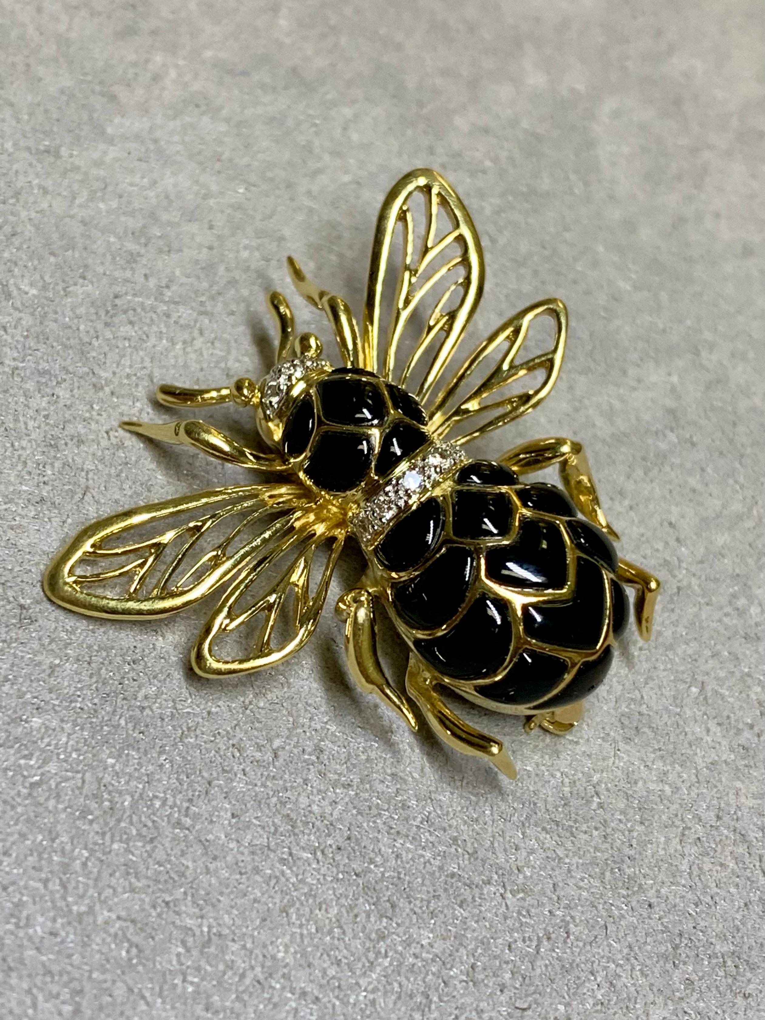 Un broche vintage del famoso fabricante neoyorquino Robert Wander (WINC). Está realizada en oro amarillo de 18 quilates e incrustaciones de ónice pulido y engastada con 10 diamantes redondos F-G Vs1-2 de claridad.


Dimensiones/Peso:

Este broche