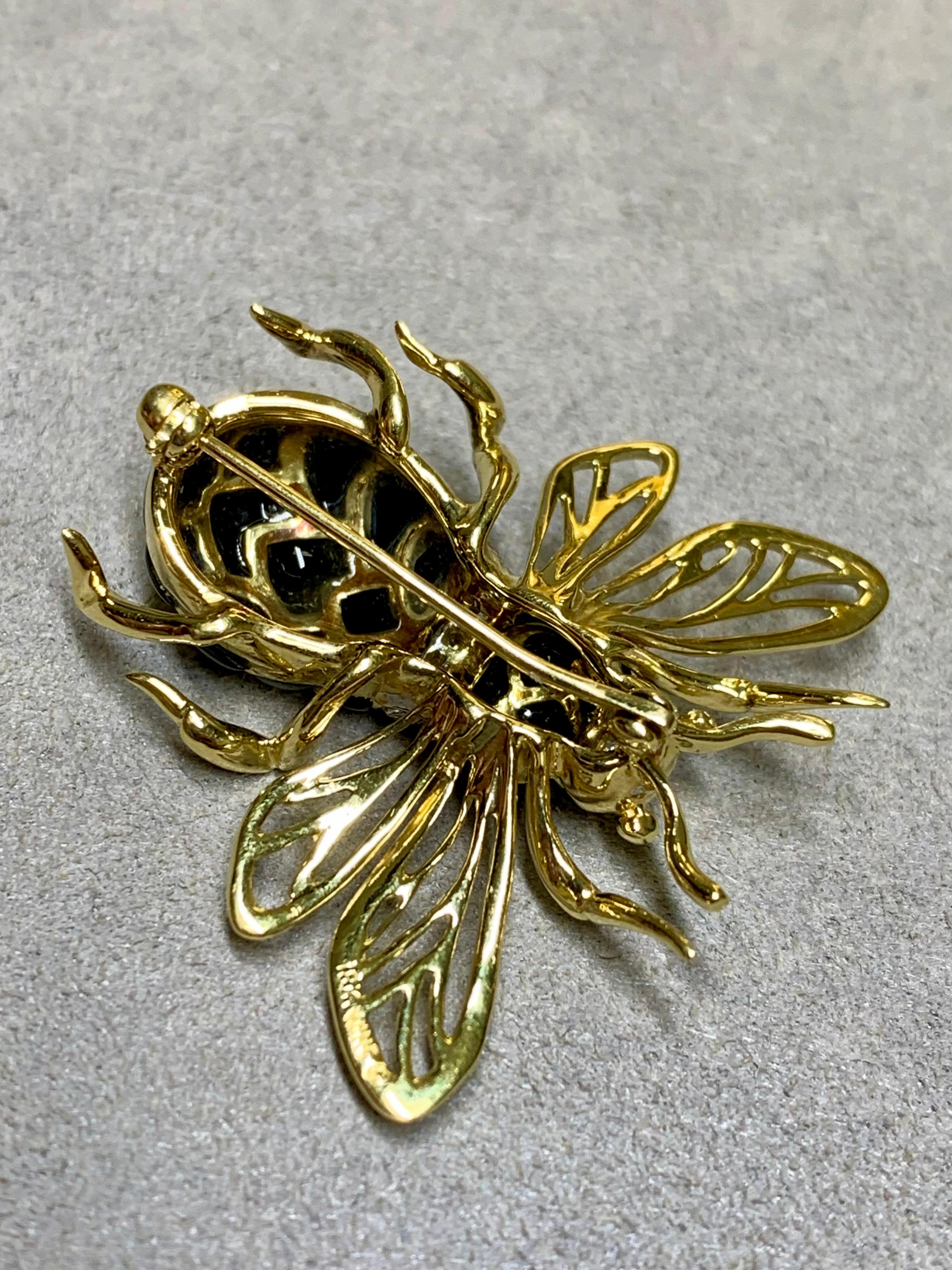 Femenino o masculino Alfiler de oro amarillo de 18 quilates ROBERT WANDER WINC con diamantes y ónix pulido con forma de abeja en venta