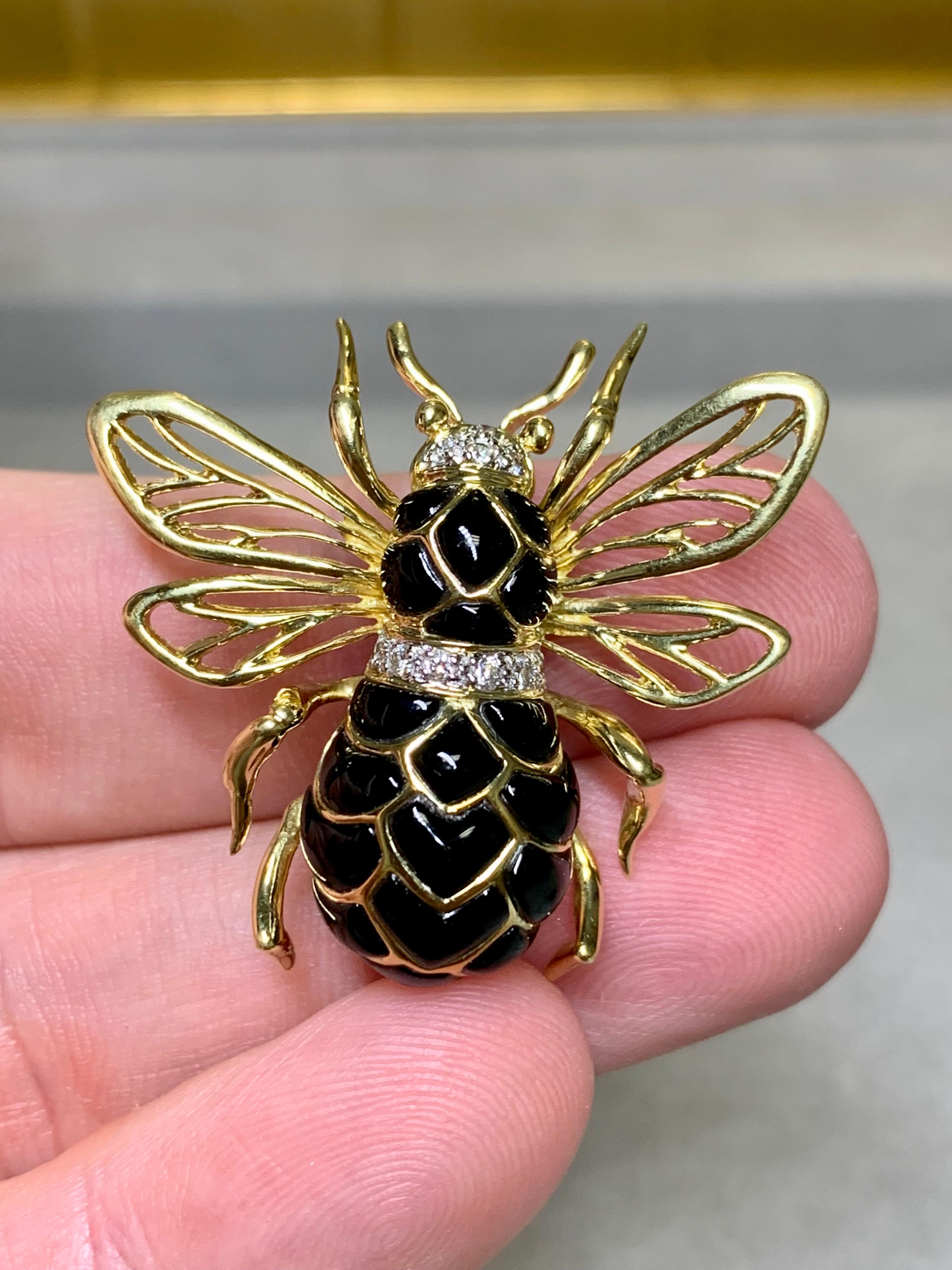Alfiler de oro amarillo de 18 quilates ROBERT WANDER WINC con diamantes y ónix pulido con forma de abeja en venta 1