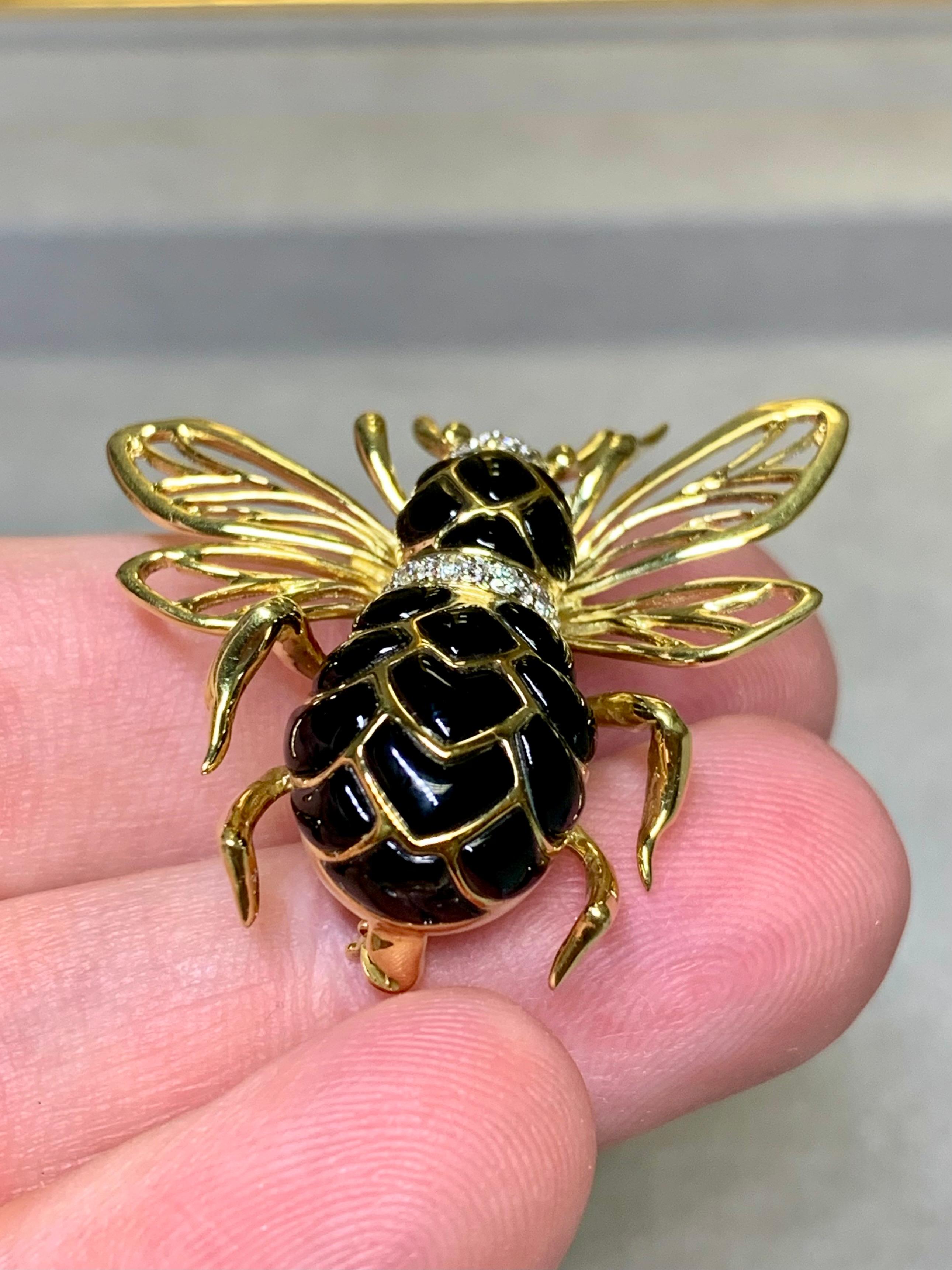 Alfiler de oro amarillo de 18 quilates ROBERT WANDER WINC con diamantes y ónix pulido con forma de abeja en venta 2