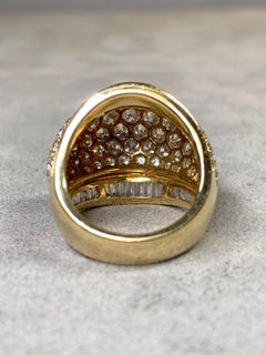 Anello da cocktail Estate in oro giallo 18 carati con diamanti rotondi e a baguette, con grande cupola bombata