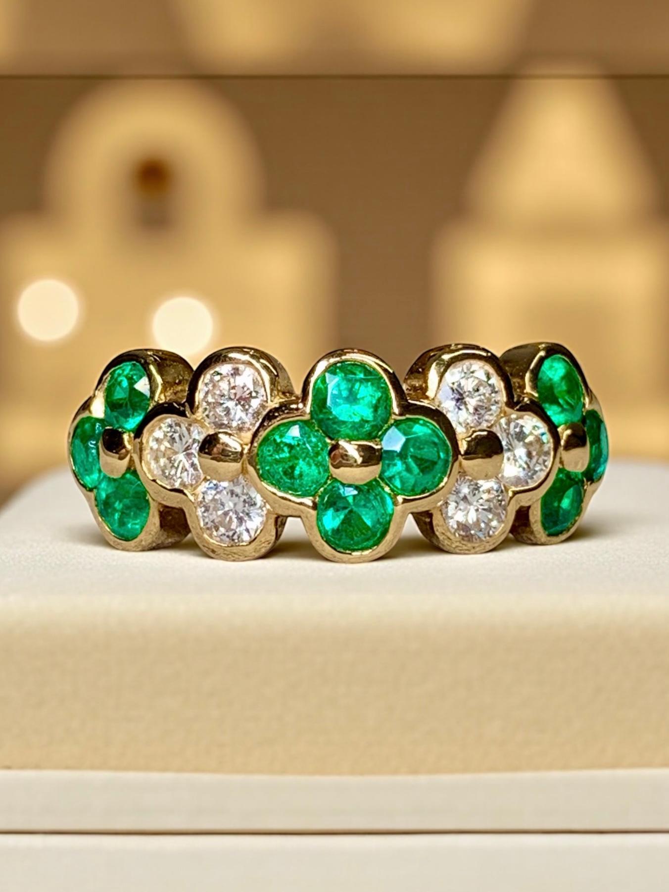 Estate 18K Yellow Gold Emerald Round Diamond Clover Quatrefoil Band Ring Sz 5 en vente 5