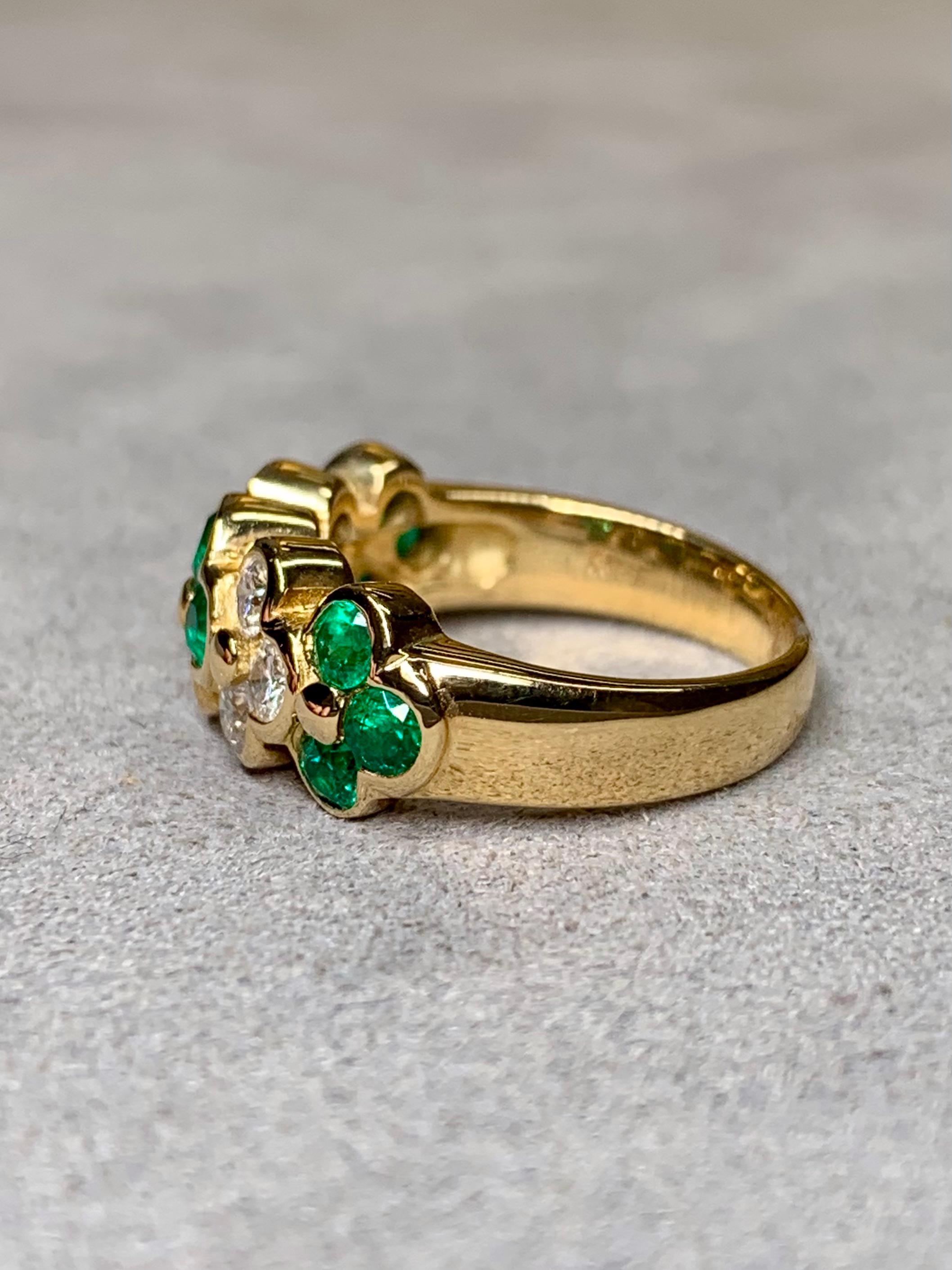
Cette bague au motif de trèfle, exécutée en or jaune 18 carats, est partiellement sertie d'un chaton et le poids exact des pierres est indiqué à l'intérieur de l'anneau. La bague est sertie d'émeraudes rondes naturelles d'un poids total de 0,72