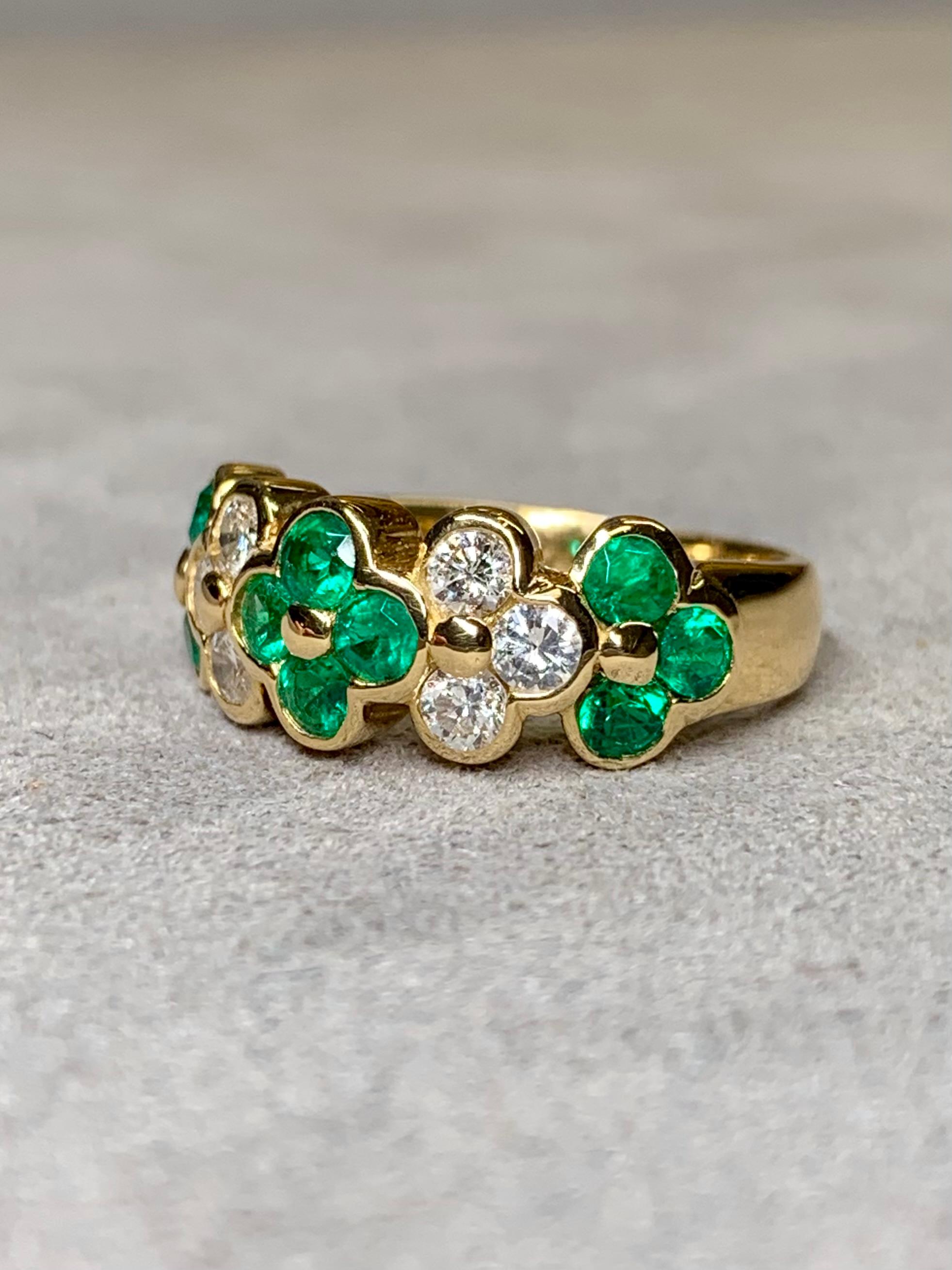 Contemporain Estate 18K Yellow Gold Emerald Round Diamond Clover Quatrefoil Band Ring Sz 5 en vente