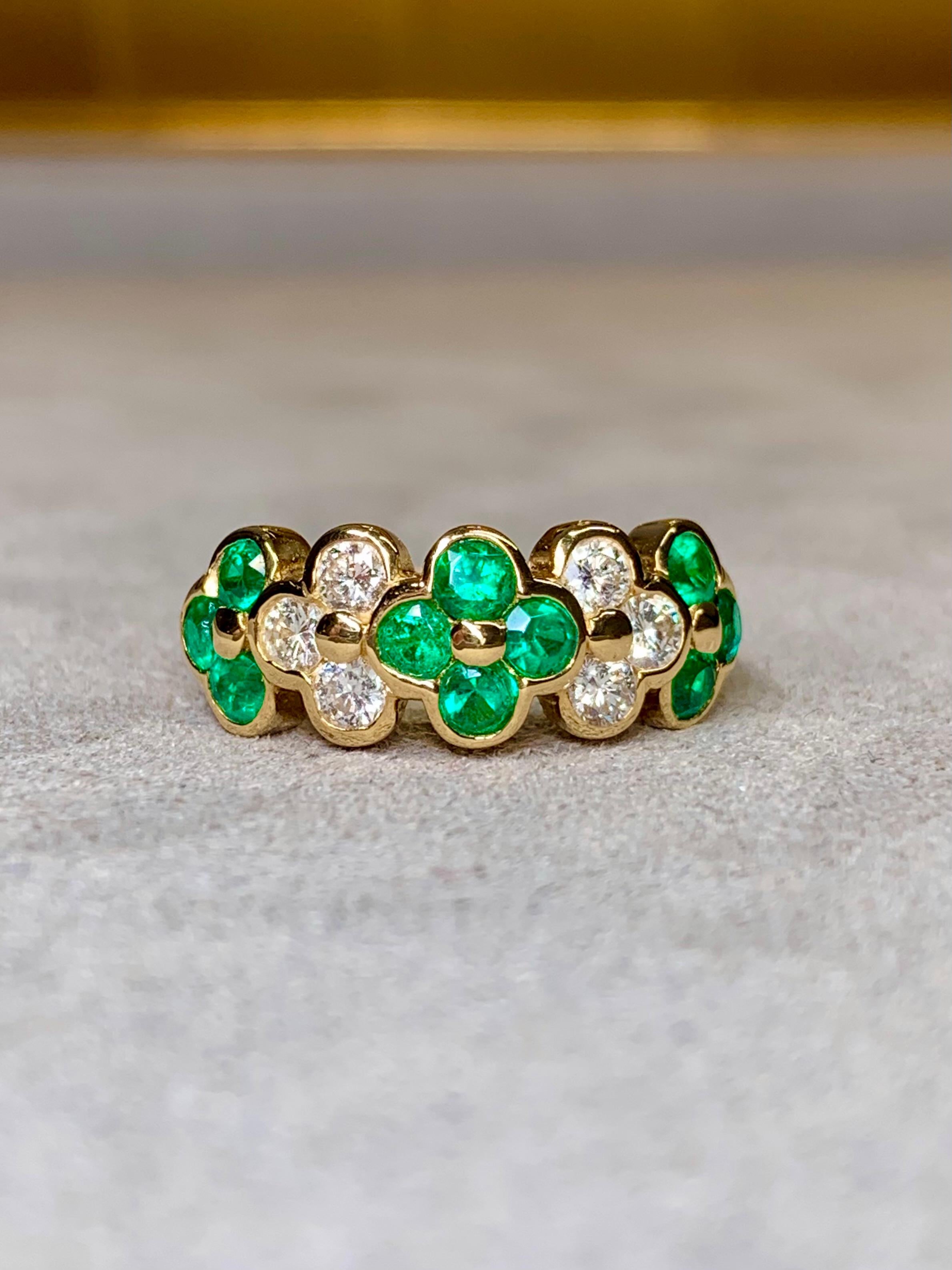 Taille ronde Estate 18K Yellow Gold Emerald Round Diamond Clover Quatrefoil Band Ring Sz 5 en vente