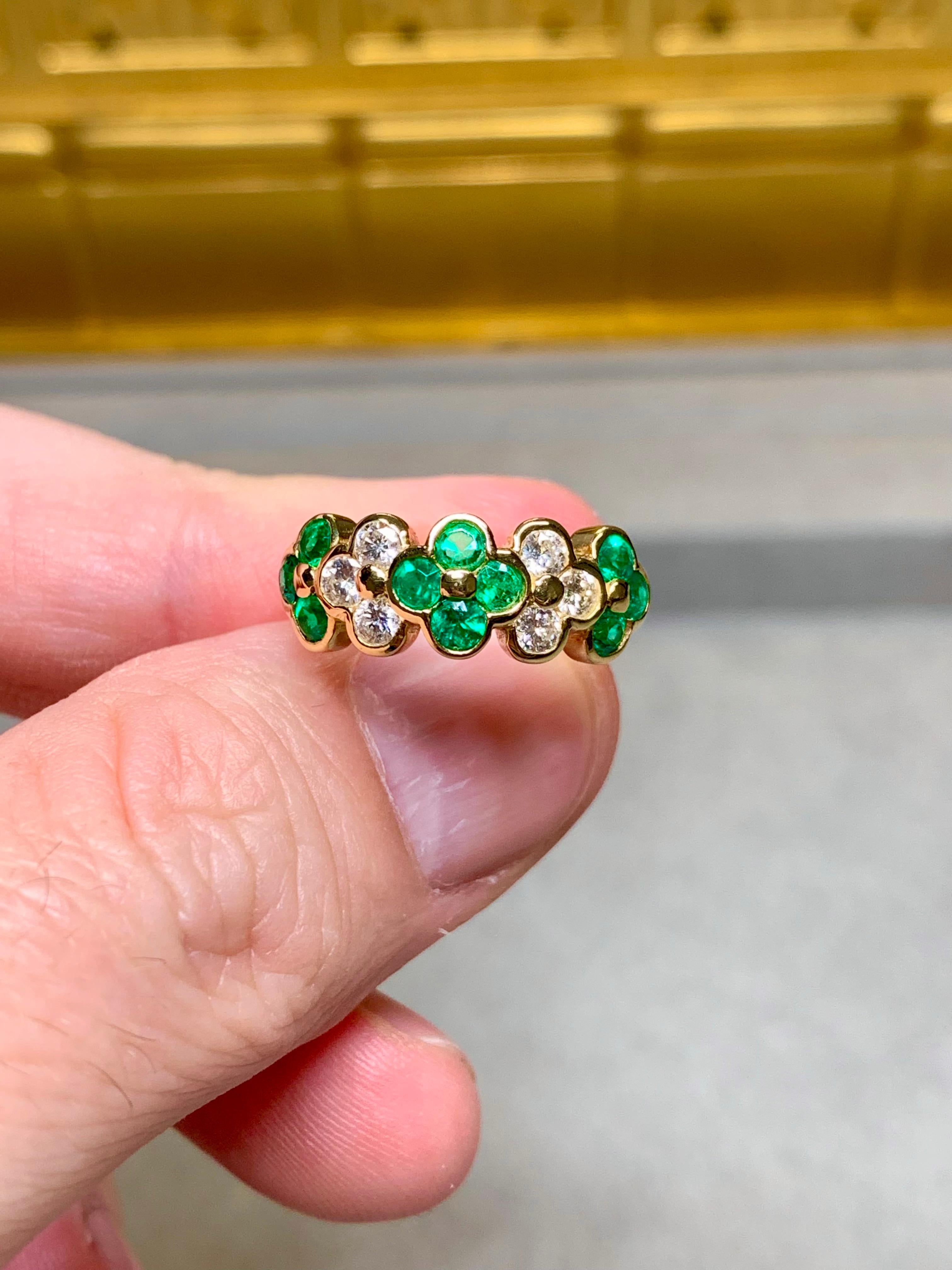 Estate 18K Yellow Gold Emerald Round Diamond Clover Quatrefoil Band Ring Sz 5 Excellent état - En vente à Winter Springs, FL