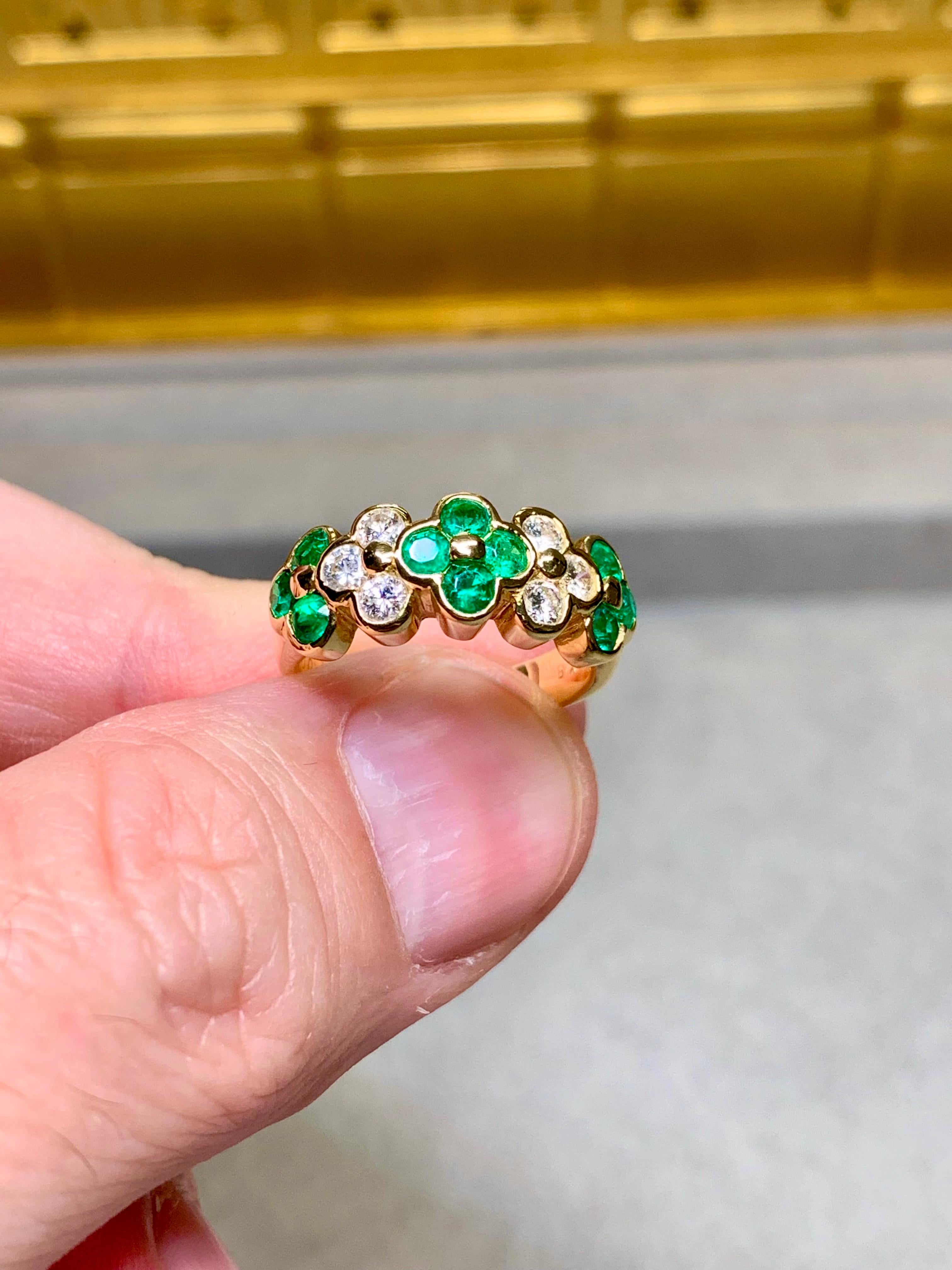 Estate 18K Yellow Gold Emerald Round Diamond Clover Quatrefoil Band Ring Sz 5 Unisexe en vente