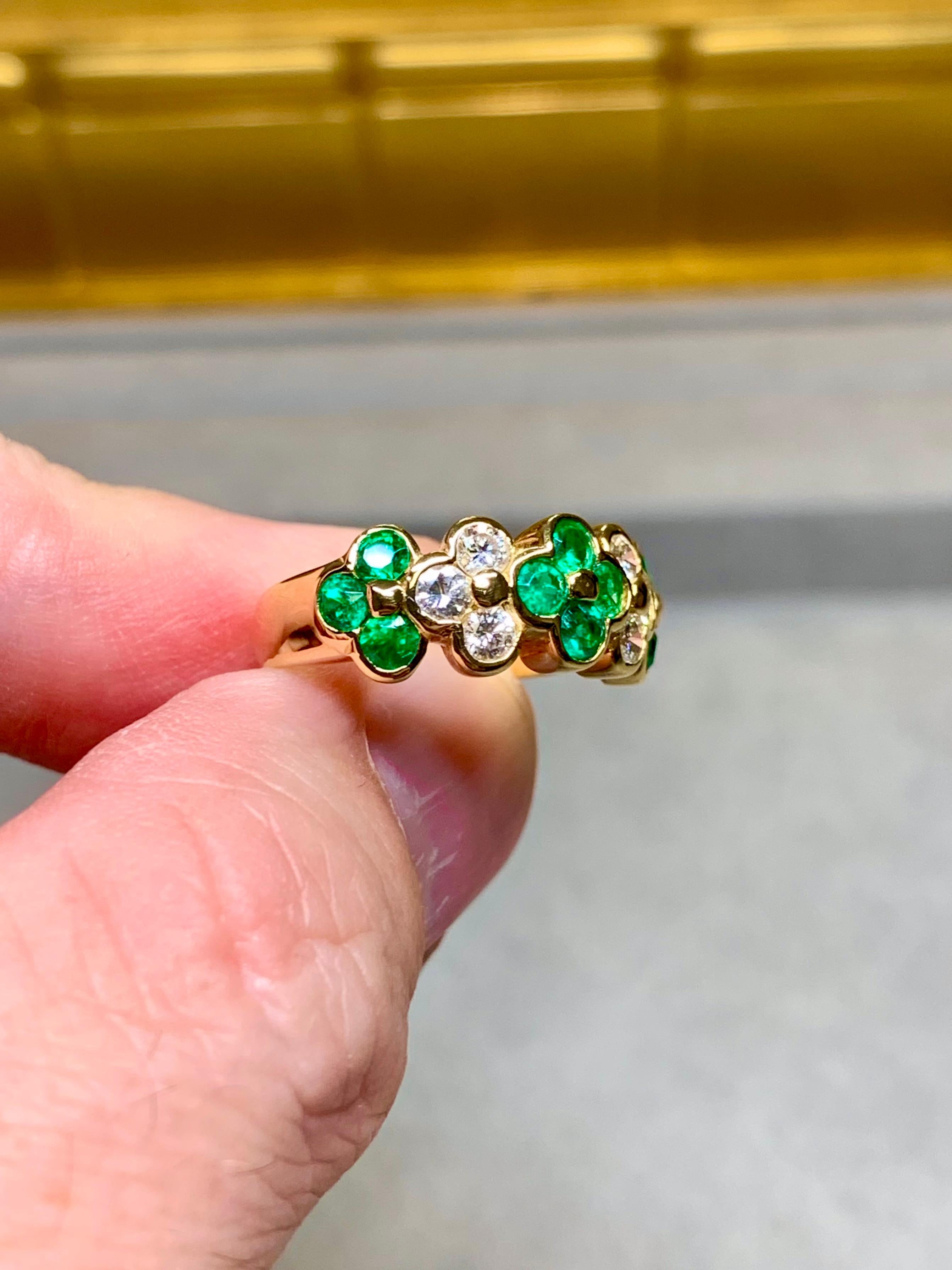 Estate 18K Yellow Gold Emerald Round Diamond Clover Quatrefoil Band Ring Sz 5 en vente 1