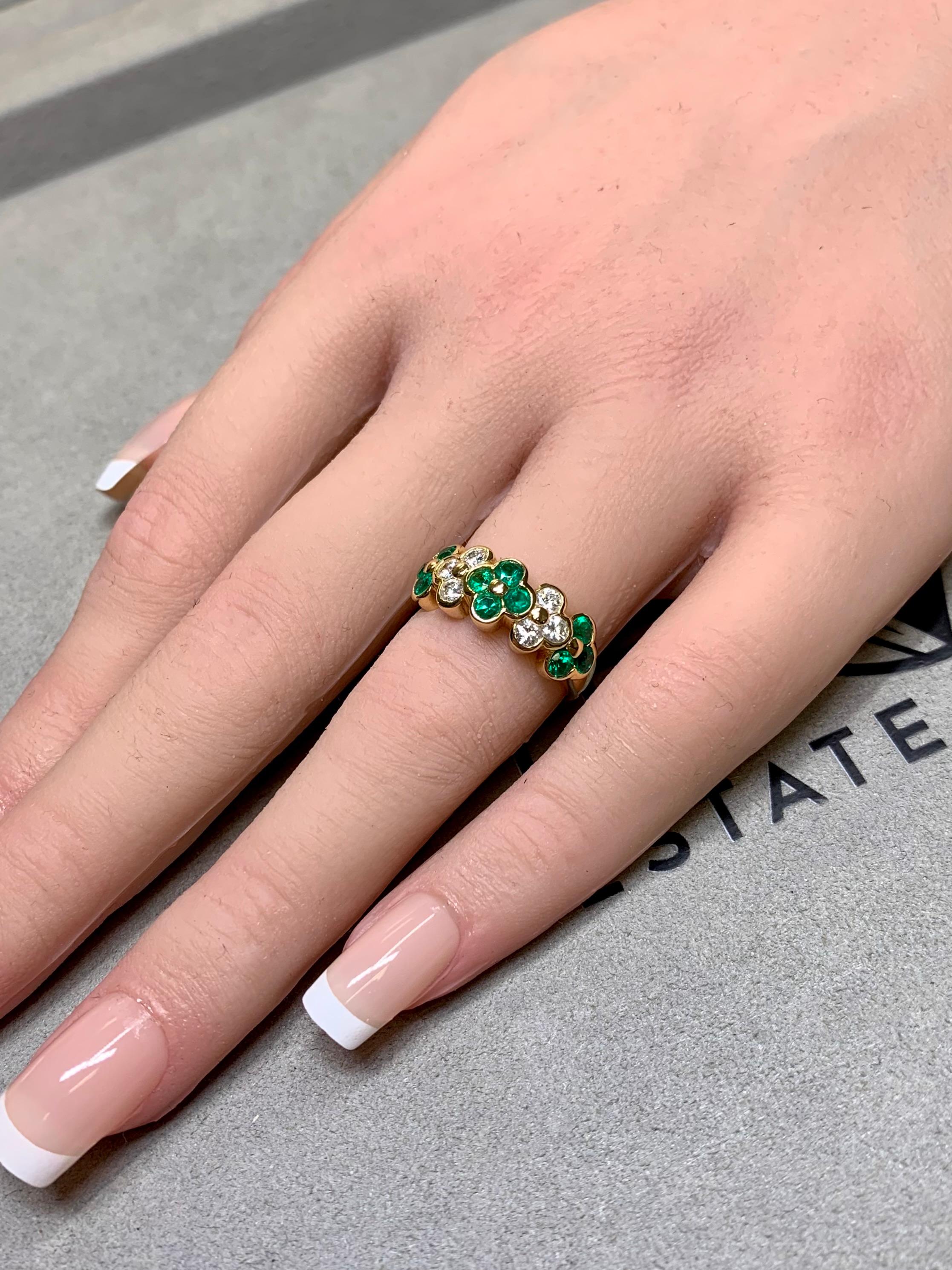 Estate 18K Yellow Gold Emerald Round Diamond Clover Quatrefoil Band Ring Sz 5 en vente 2