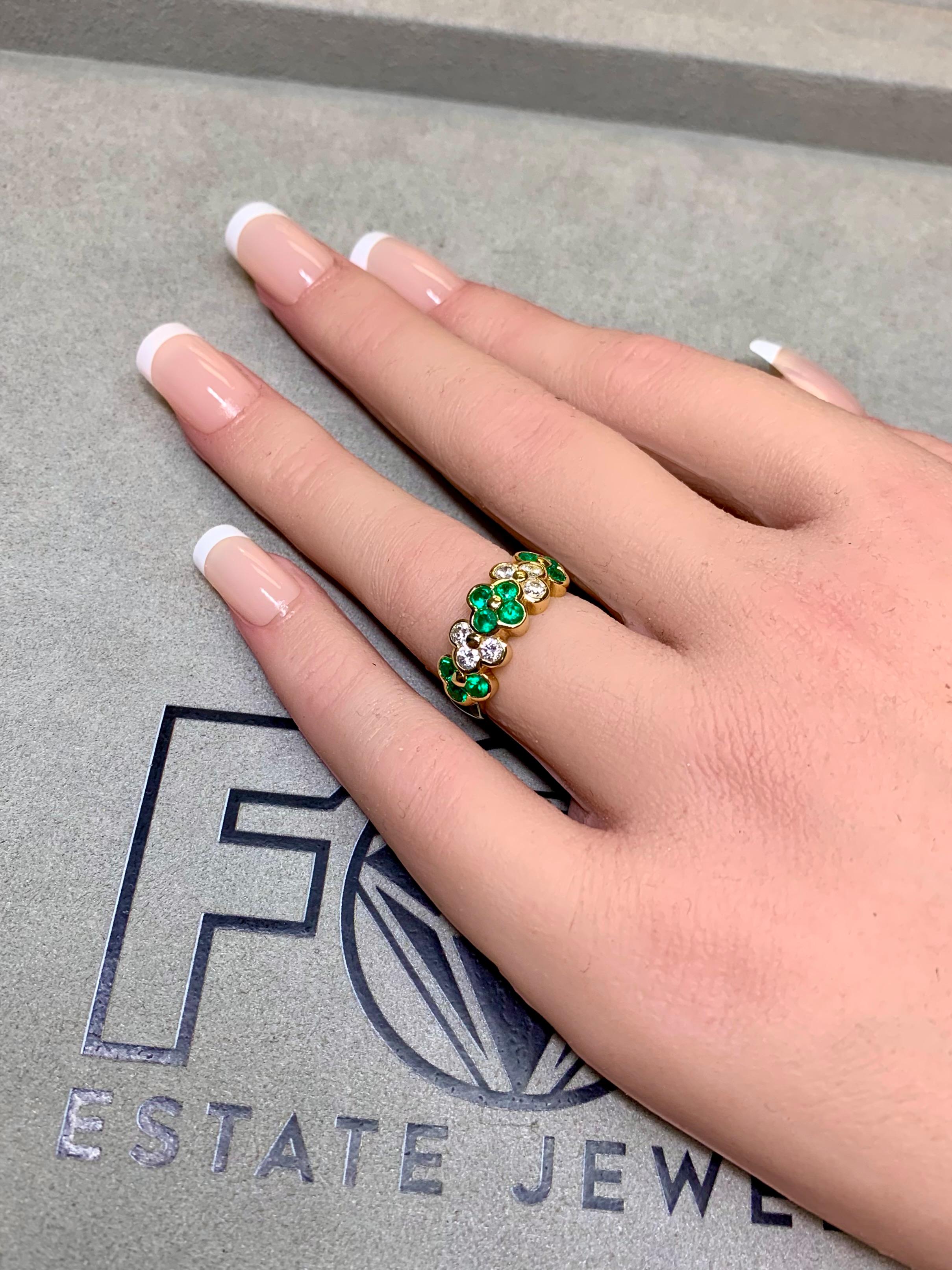 Estate 18K Yellow Gold Emerald Round Diamond Clover Quatrefoil Band Ring Sz 5 en vente 3