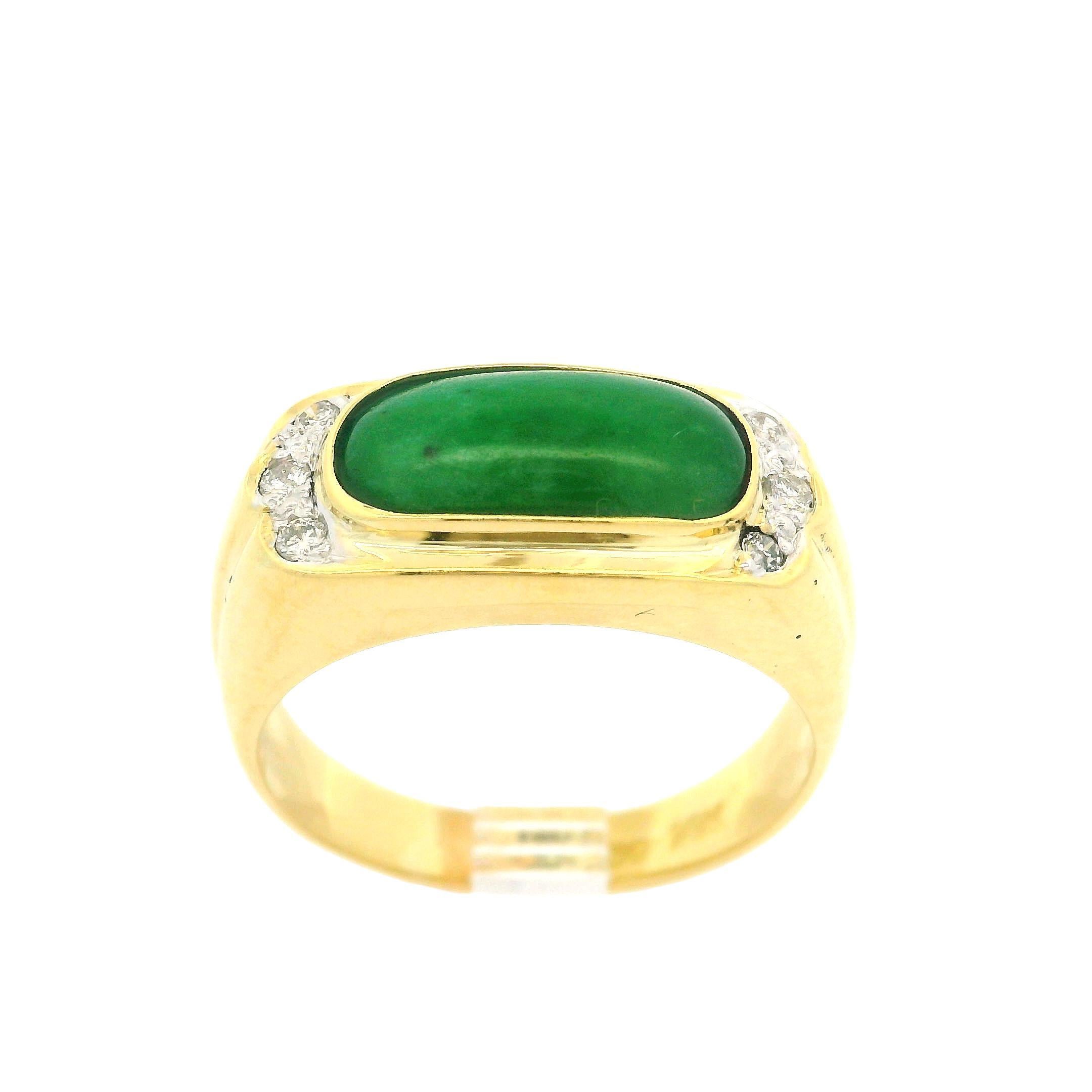 Estate 18k Yellow Gold Saddle Cut Jade w/ Diamond Accents Band Ring Size 7.5 In Excellent Condition In Montclair, NJ