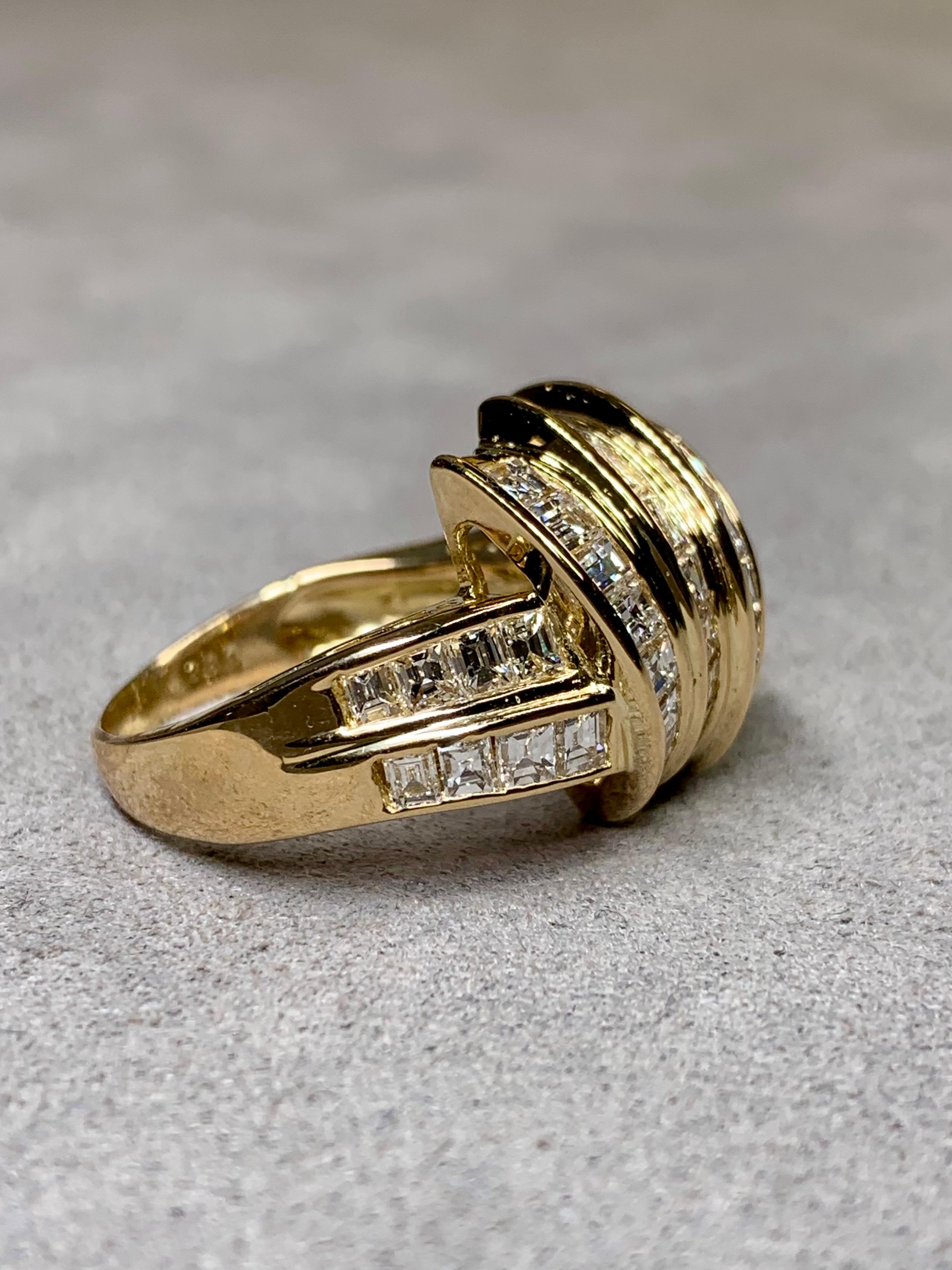Un anello da cocktail sorprendente e dimensionale, realizzato in modo impeccabile in oro giallo 18 carati. Il design è caratterizzato da curve intrecciate incastonate a canale con circa 4,80 carati di diamanti misti allungati e quadrati con taglio a