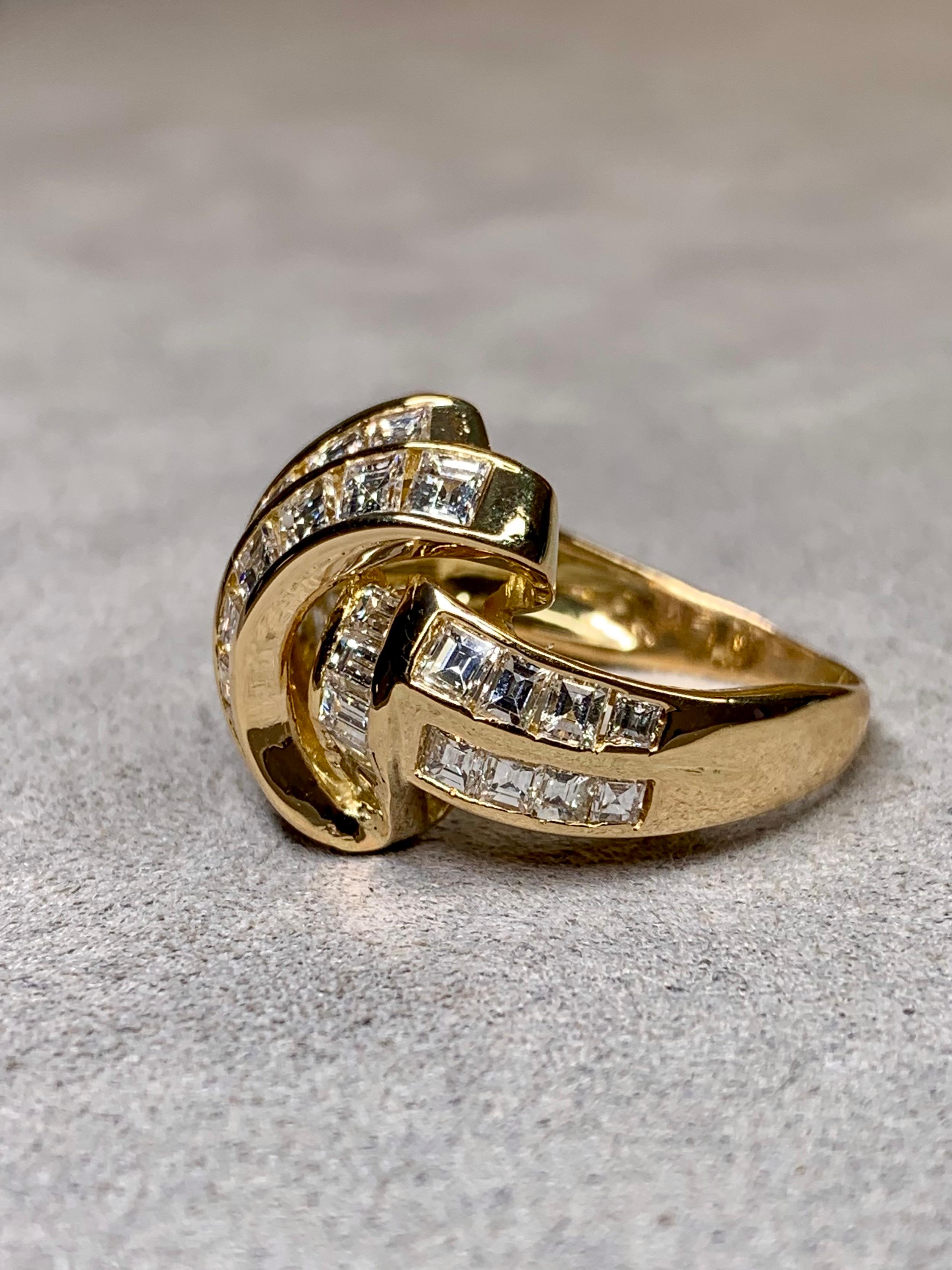 Contemporaneo Anello Cocktail Quadrato Baguette con Diamante Dimensionale in Oro Giallo 18K Estate 4,80ctw in vendita