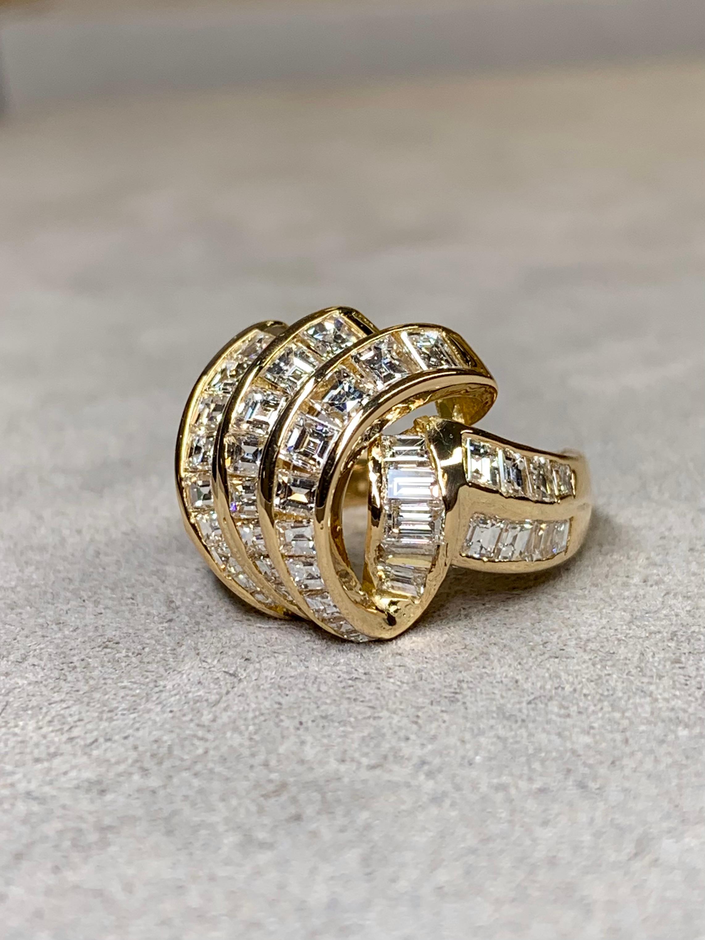 Taglio baguette Anello Cocktail Quadrato Baguette con Diamante Dimensionale in Oro Giallo 18K Estate 4,80ctw in vendita