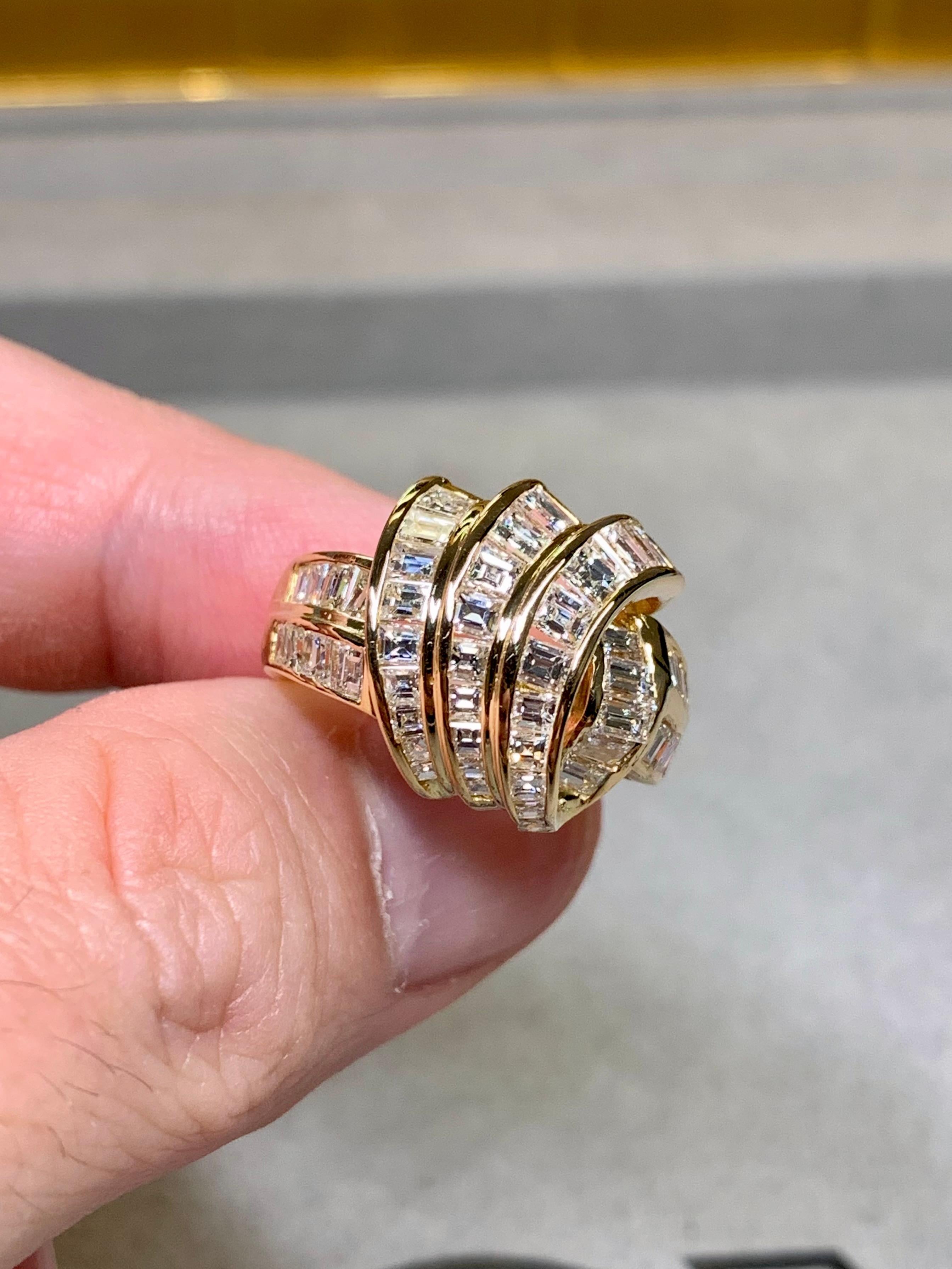 da uomo o donna Anello Cocktail Quadrato Baguette con Diamante Dimensionale in Oro Giallo 18K Estate 4,80ctw in vendita