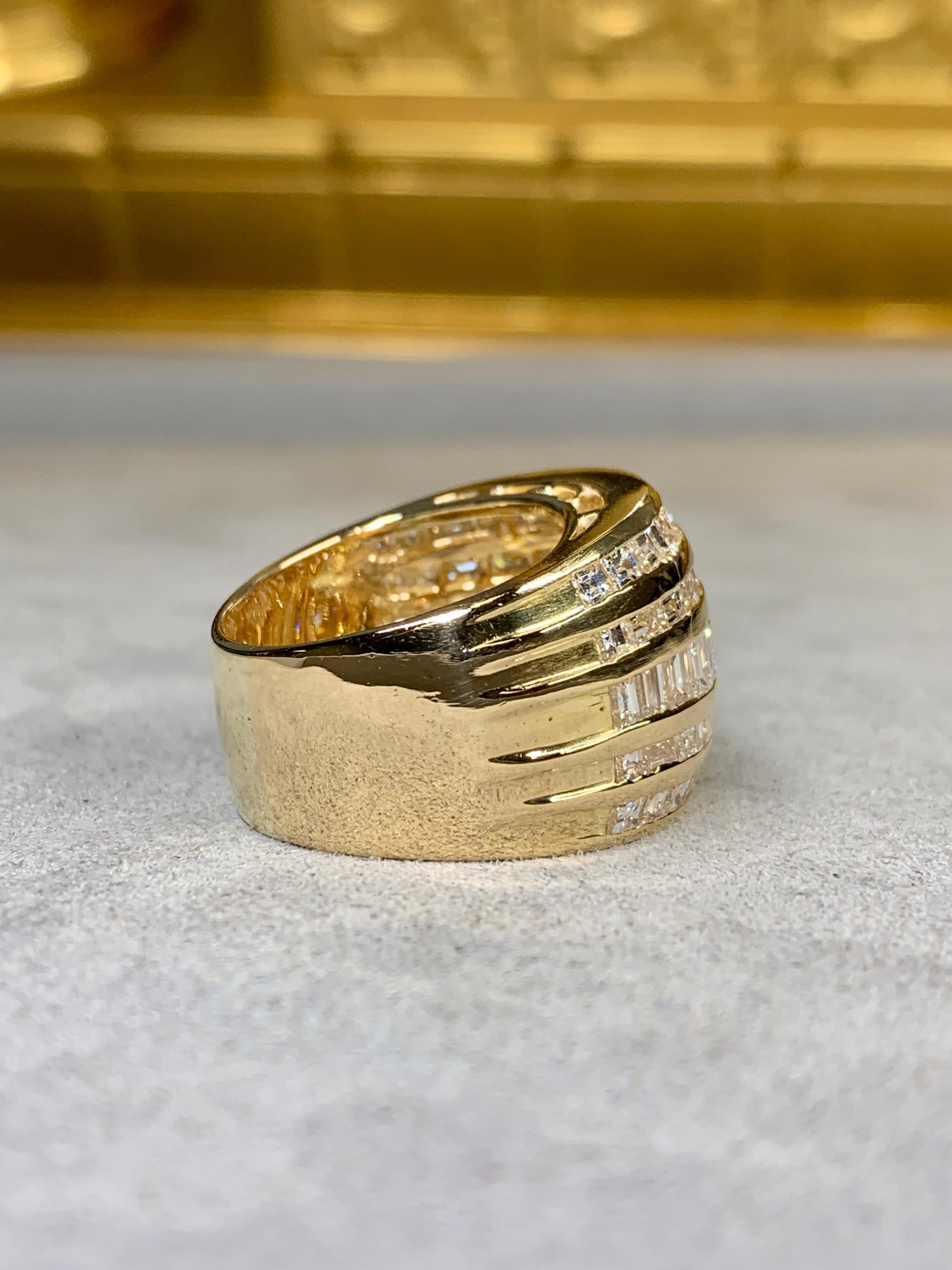 
Une bague de cocktail absolument spectaculaire. Réalisé en or jaune 18 carats, il est serti d'environ 7,35ctw de diamants carrés et baguettes allongées de couleur G-I Vs1+ et de taille comprise entre 0,07ct et 0,25ct. Parfaitement assortie et