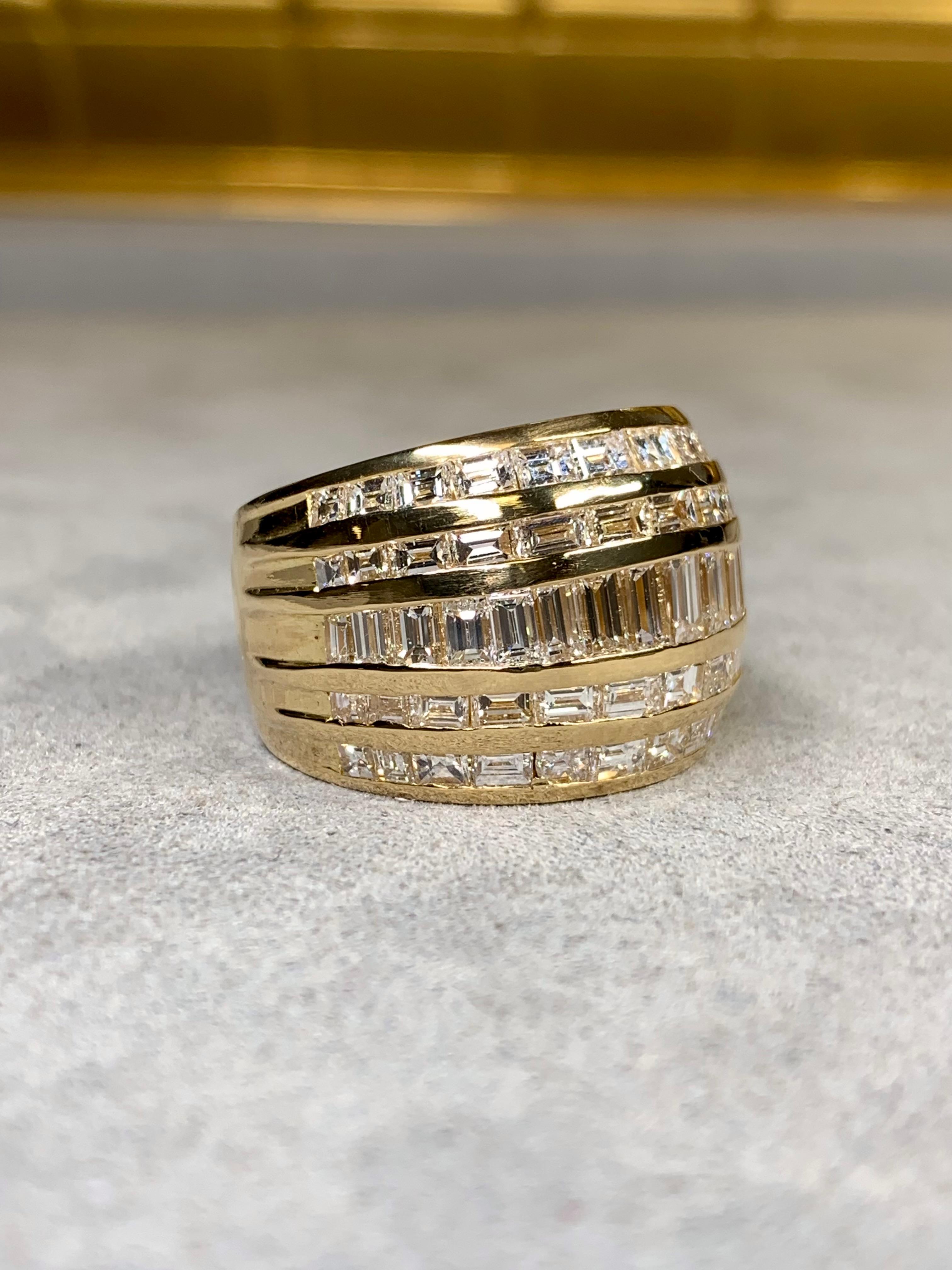 Contemporain Bague de cocktail en or jaune 18K avec anneau large et baguette carrée Dome 7.35ctw G Vs en vente