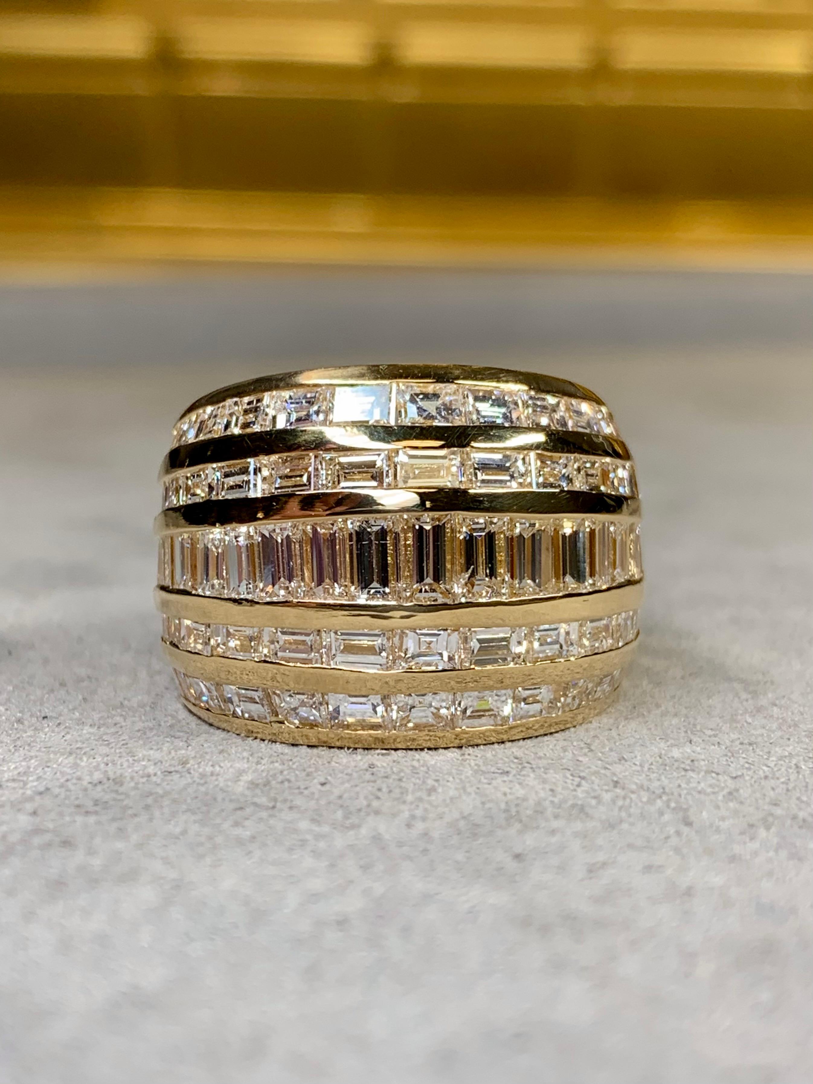 Taille baguette Bague de cocktail en or jaune 18K avec anneau large et baguette carrée Dome 7.35ctw G Vs en vente
