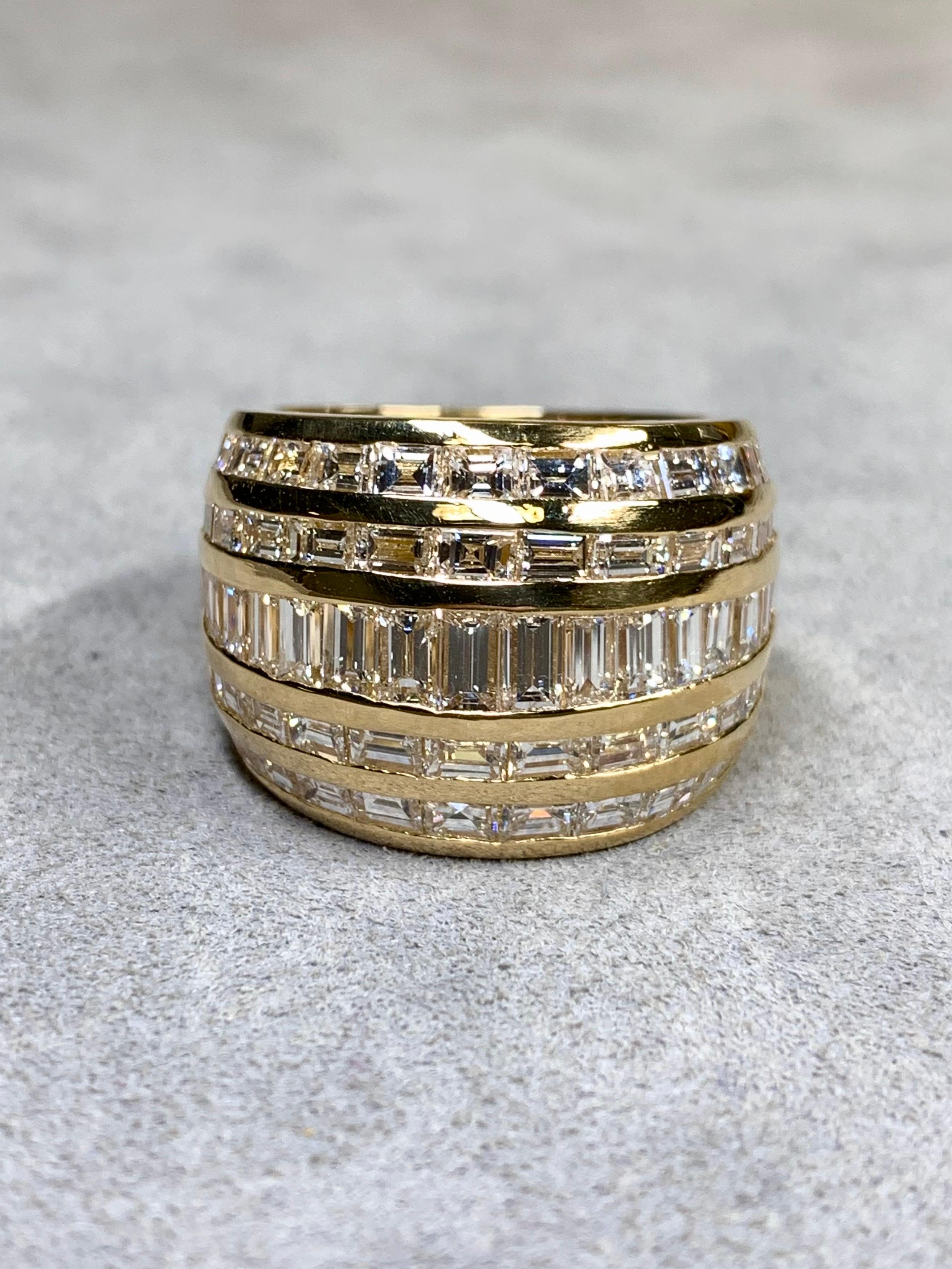 Bague de cocktail en or jaune 18K avec anneau large et baguette carrée Dome 7.35ctw G Vs en vente 1