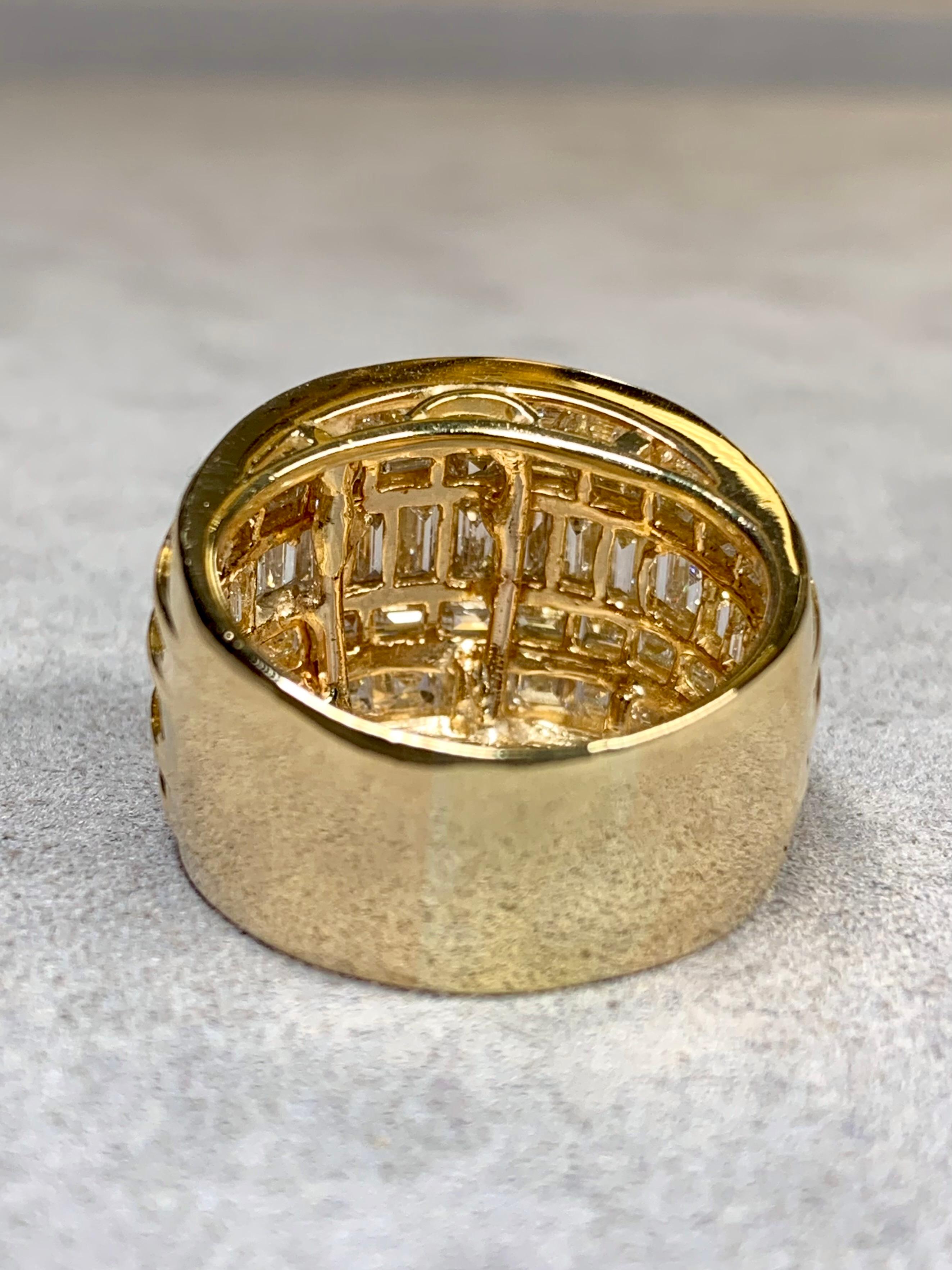 Bague de cocktail en or jaune 18K avec anneau large et baguette carrée Dome 7.35ctw G Vs en vente 2