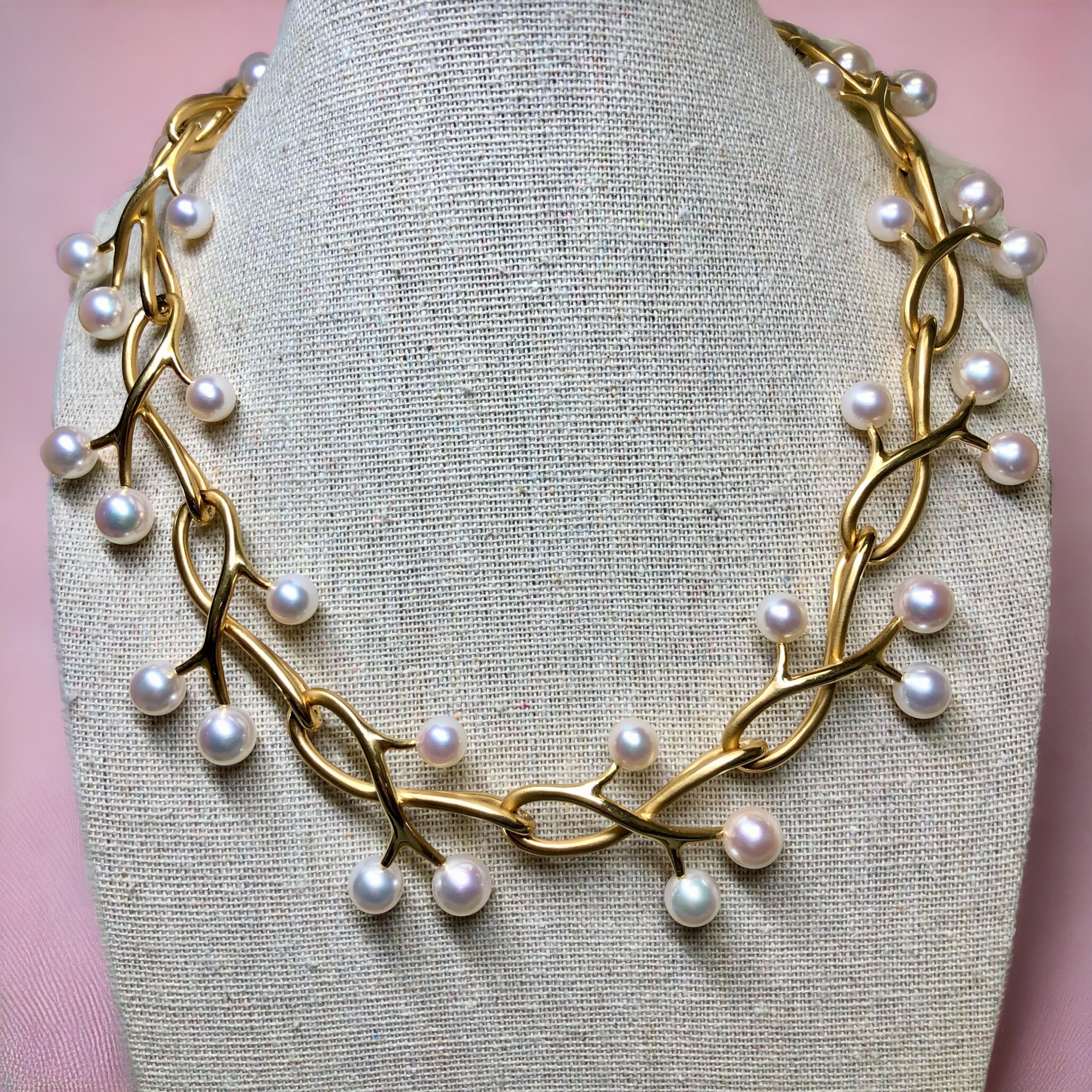 
An exceptional necklace by Angela Cummings for Assael. The quality is exactly what you have come to expect of Angela Cummings and whoever she creates for. This piece is no exception with every portion of this wonderful necklace finished with such