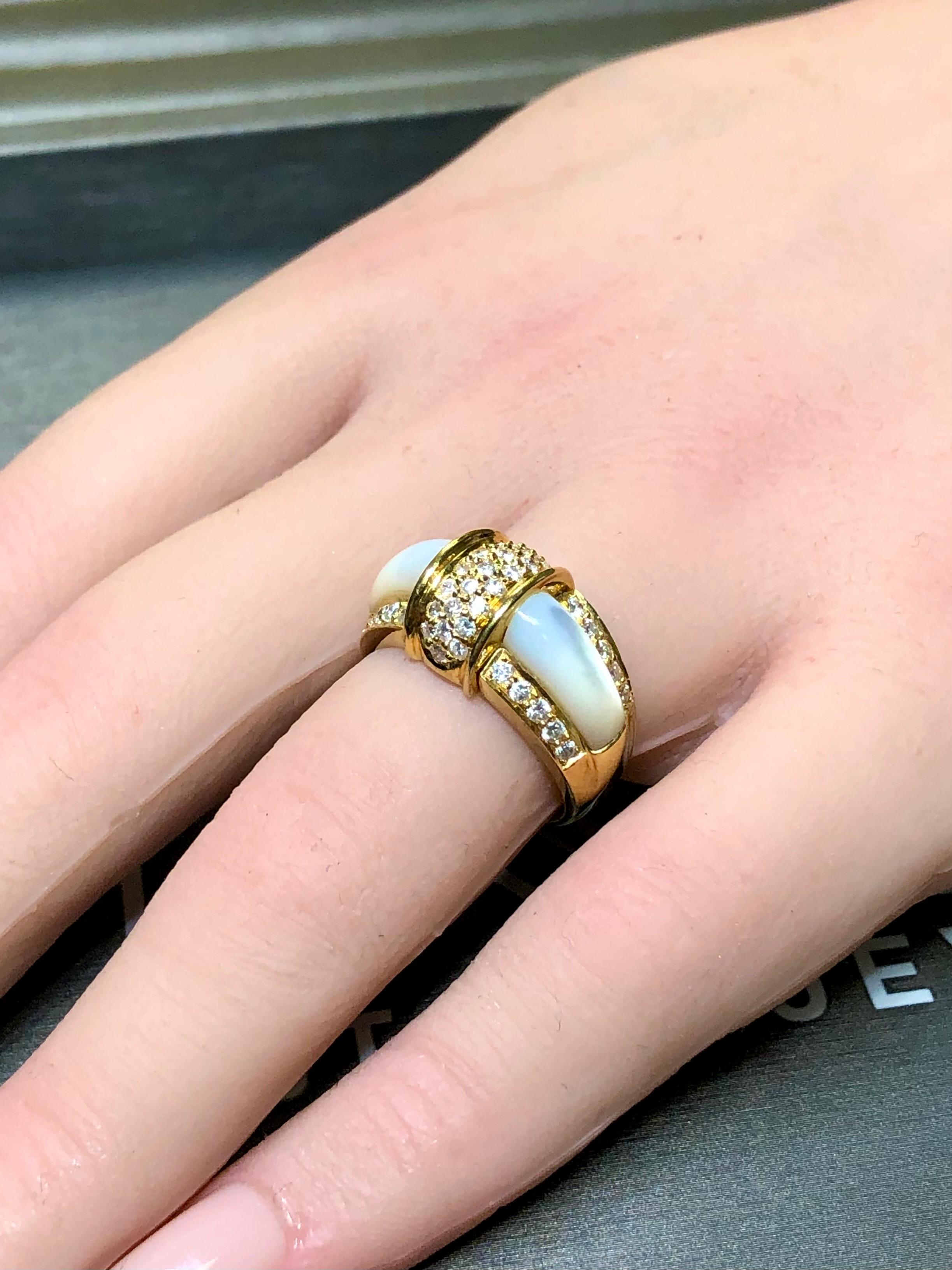 Estate 18K Yellow Gold White Mother Of pearl Inlay Diamond Cocktail Band Ring In Good Condition In Winter Springs, FL