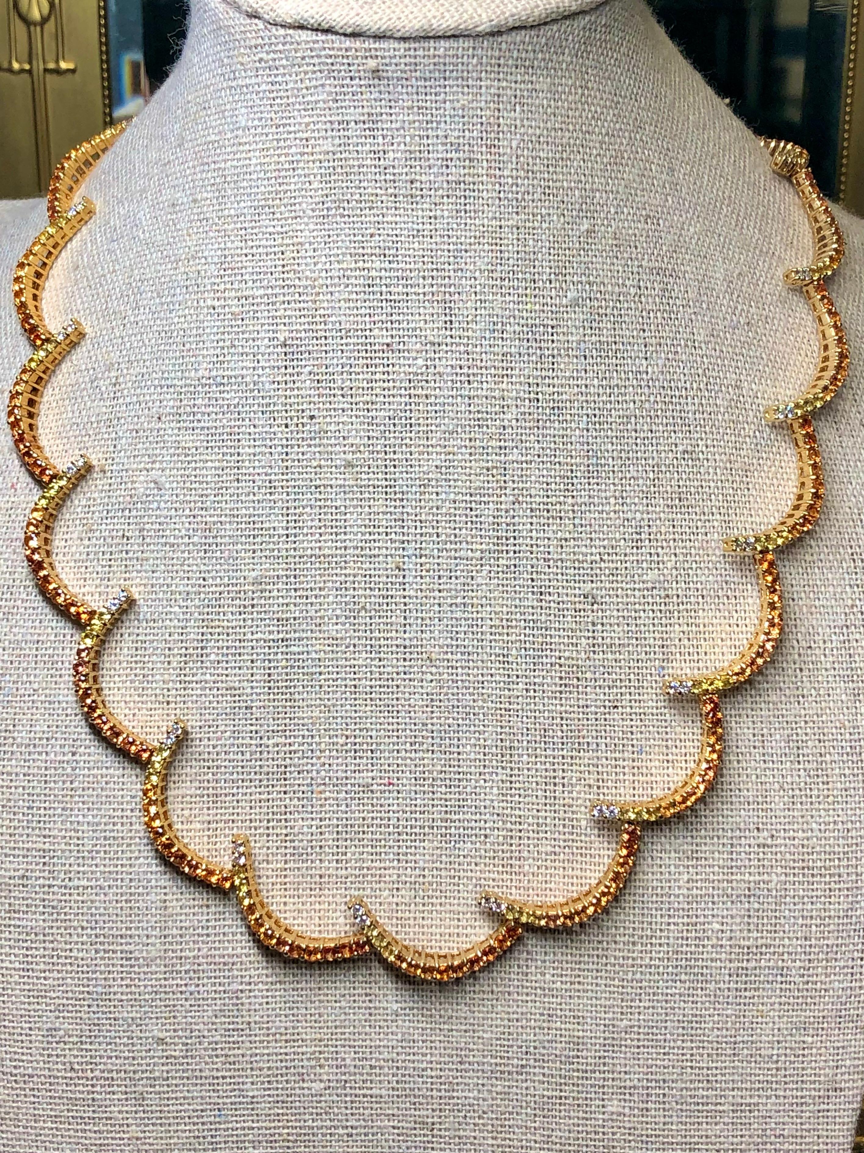 Un collier exceptionnellement bien réalisé en or jaune 18K et serti d'environ 16cttw en saphirs orange et jaune alternés ainsi que 1.20cttw en diamants ronds de couleur G-H et de pureté Vs1-2.


Dimensions/Poids :

Le collier mesure 17,25