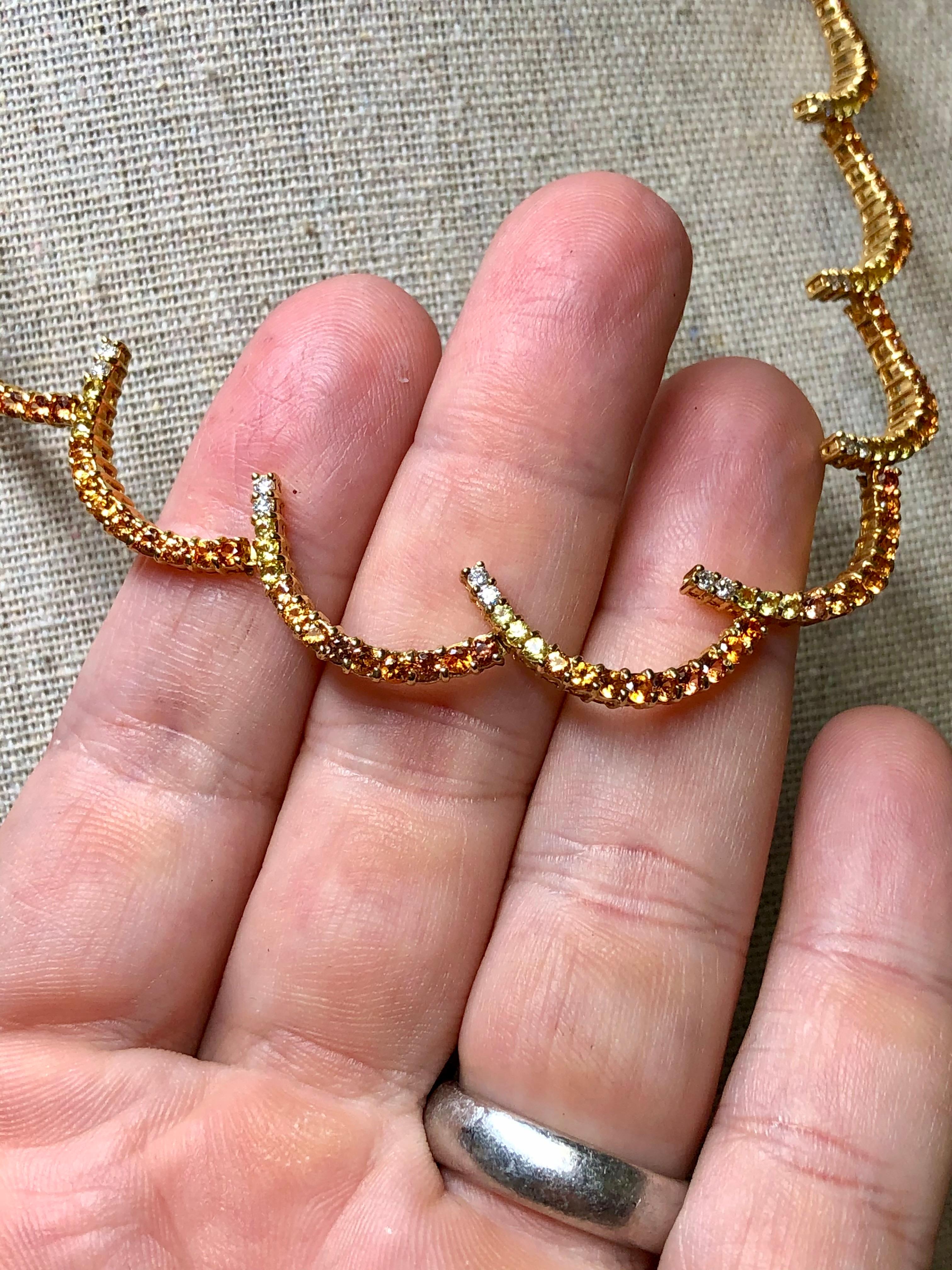 Taille ronde Collier de succession festonné de 17,20 carats poids total, saphir jaune orangé 18 carats et diamants en vente
