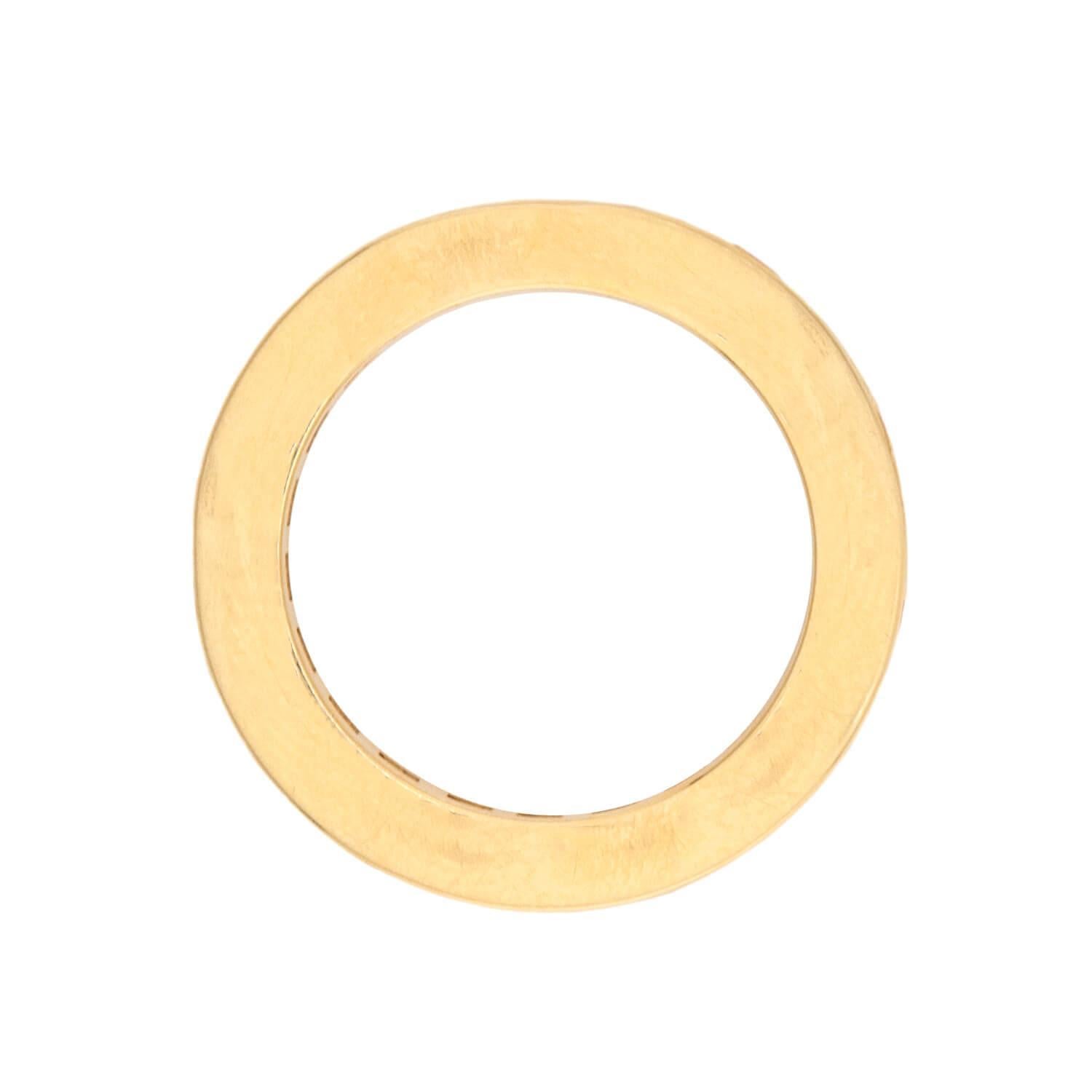 Ein wunderschönes Ewigkeitsarmband aus gelbem Saphir! Die gesamte Oberfläche dieses wunderschönen Armbands aus leuchtendem 18-karätigem Gelbgold ist mit gelben Saphiren im französischen Schliff verziert. Die Steine sind alle in Kanalfassungen