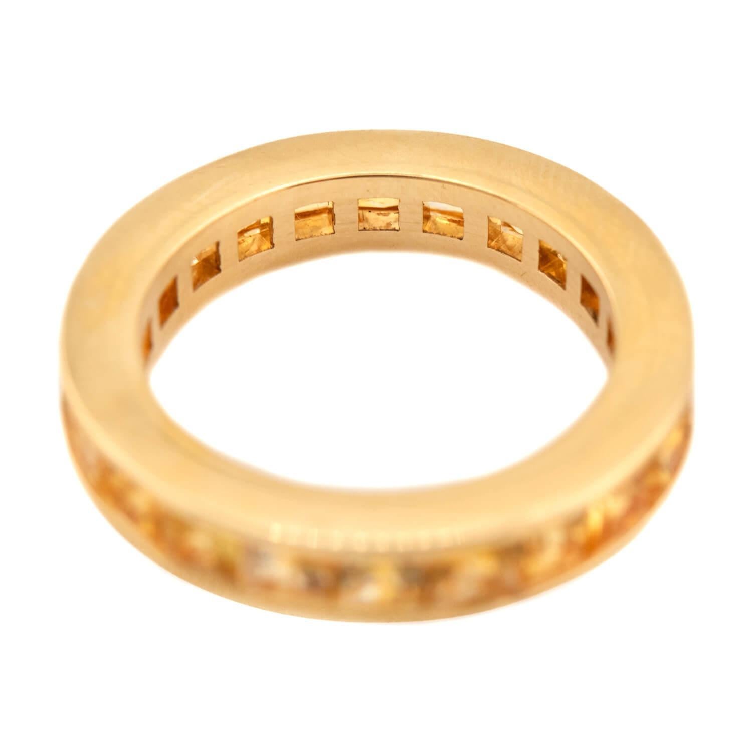 Nachlass 18k Gelber Saphir Eternity-Ring (Französischer Schliff) im Angebot