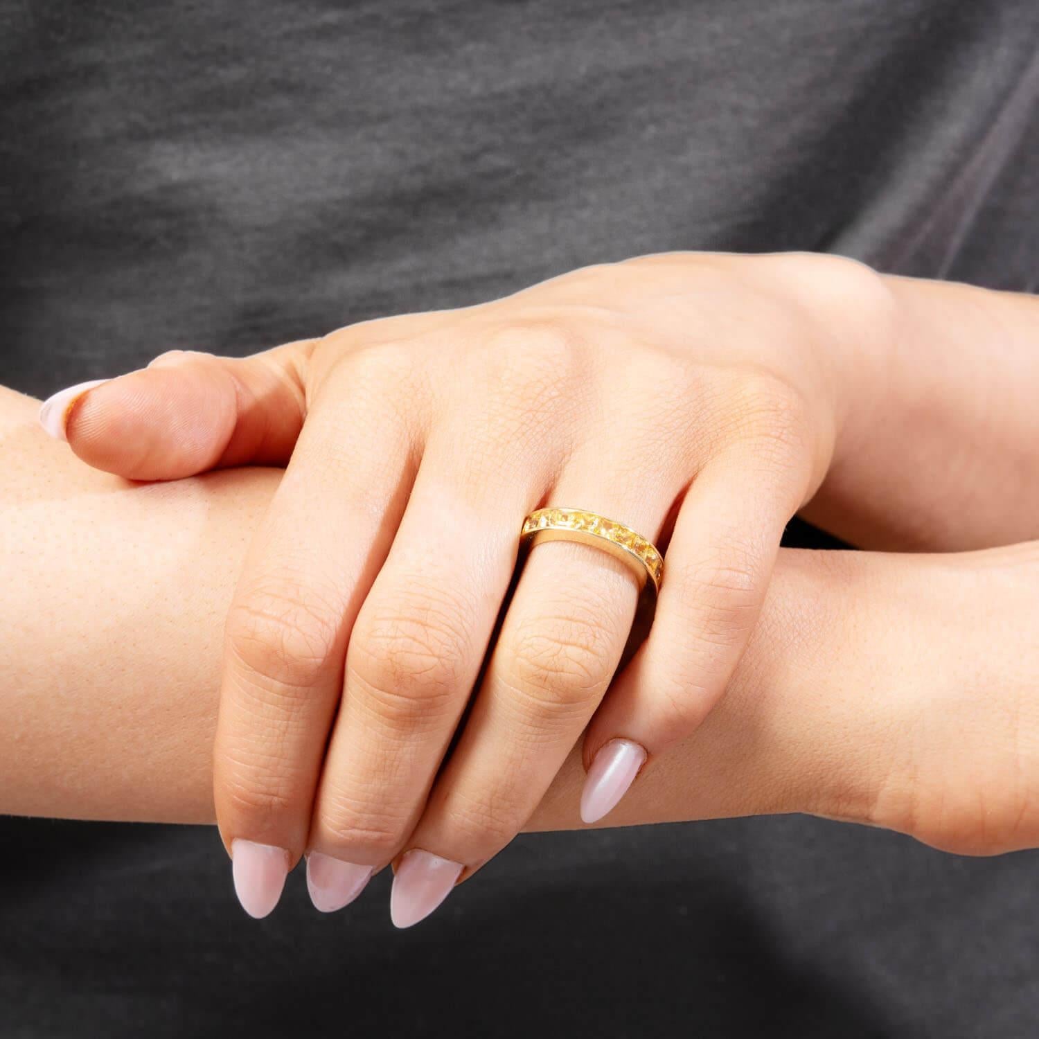 Nachlass 18k Gelber Saphir Eternity-Ring im Zustand „Gut“ im Angebot in Narberth, PA