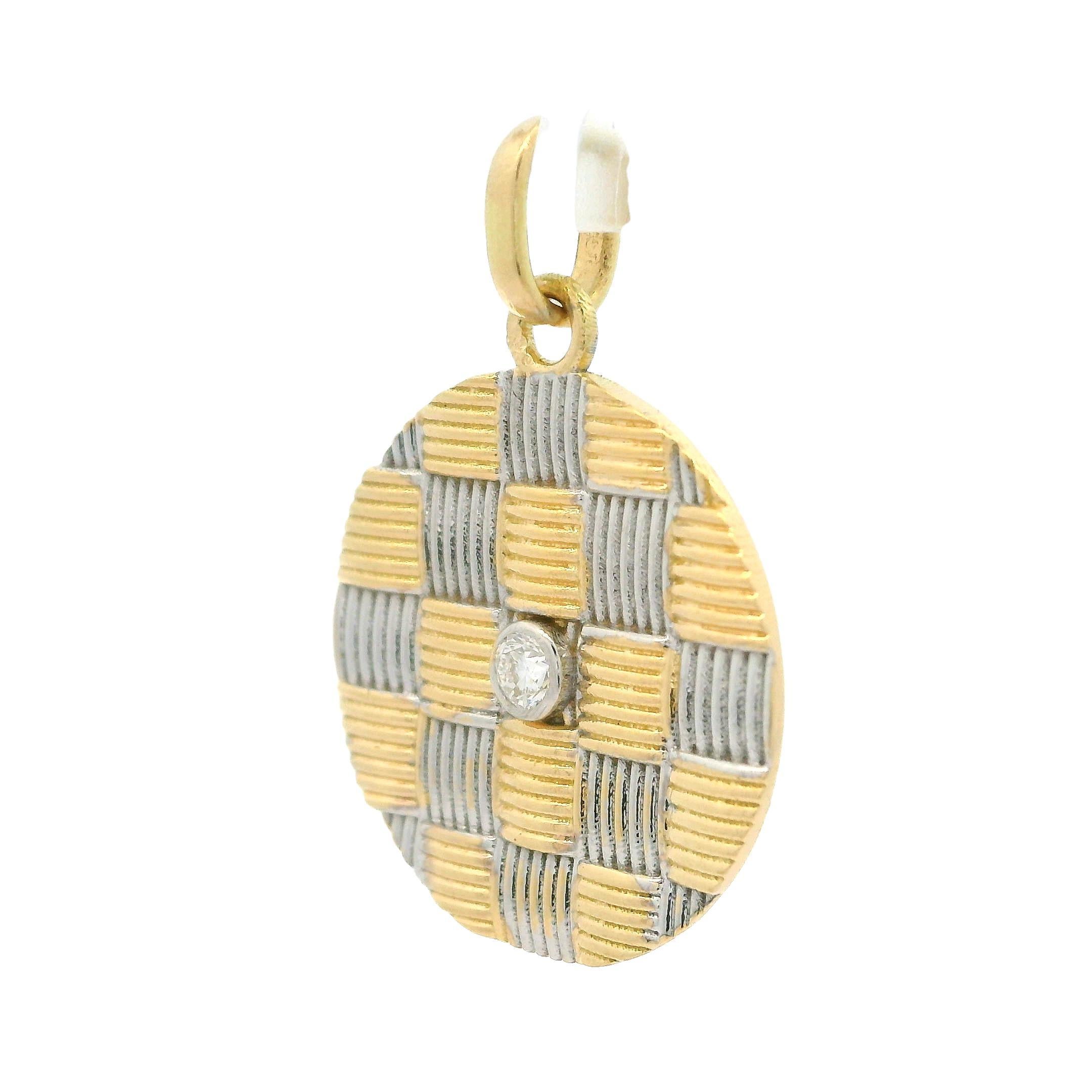 Pendentif breloque rond tissé en or jaune et blanc 18 carats avec diamants 0,06 carat Excellent état - En vente à Montclair, NJ