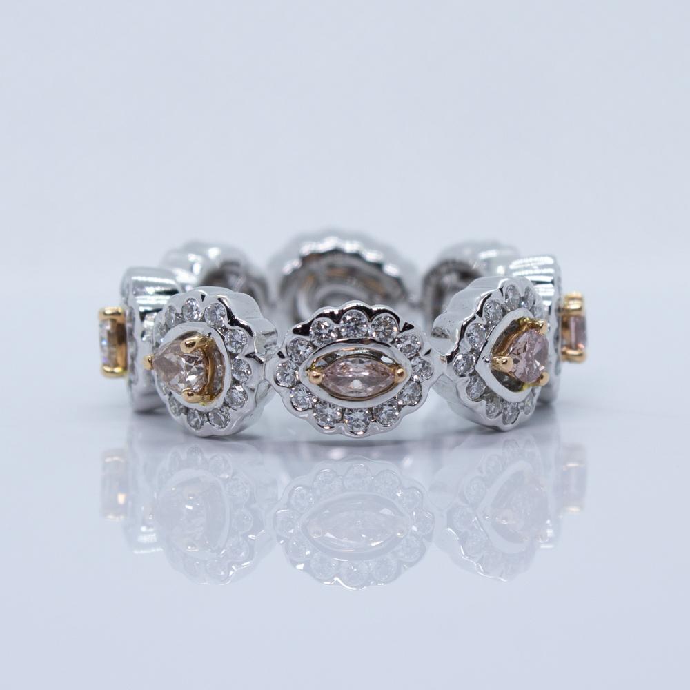 Anneau d'éternité multiformes en or jaune et blanc 18 carats avec diamants roses et blancs (succession) Excellent état - En vente à Scottsdale, AZ