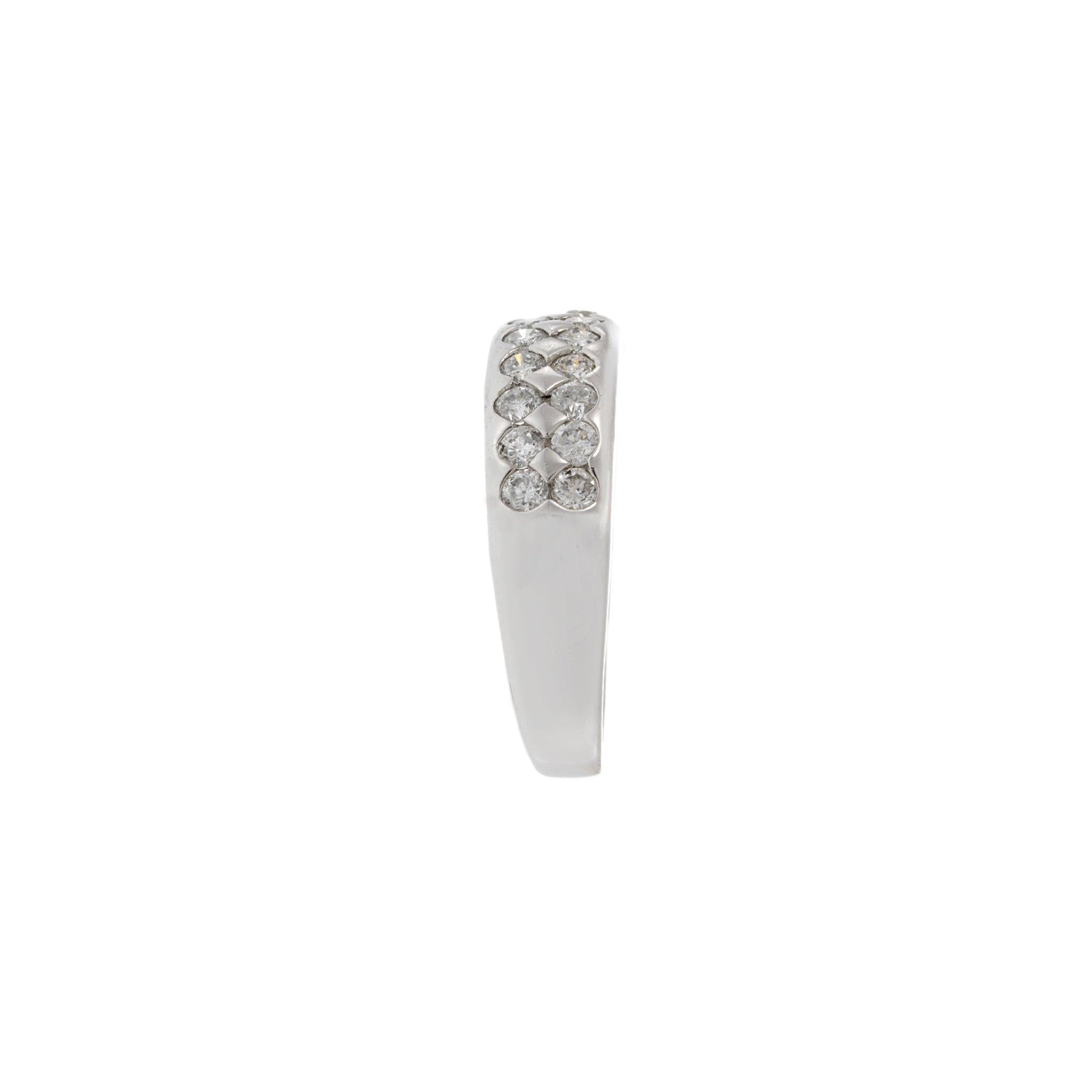 Anillo de diamantes de doble fila Estate 18KT en Excelente estado para la venta en New York, NY