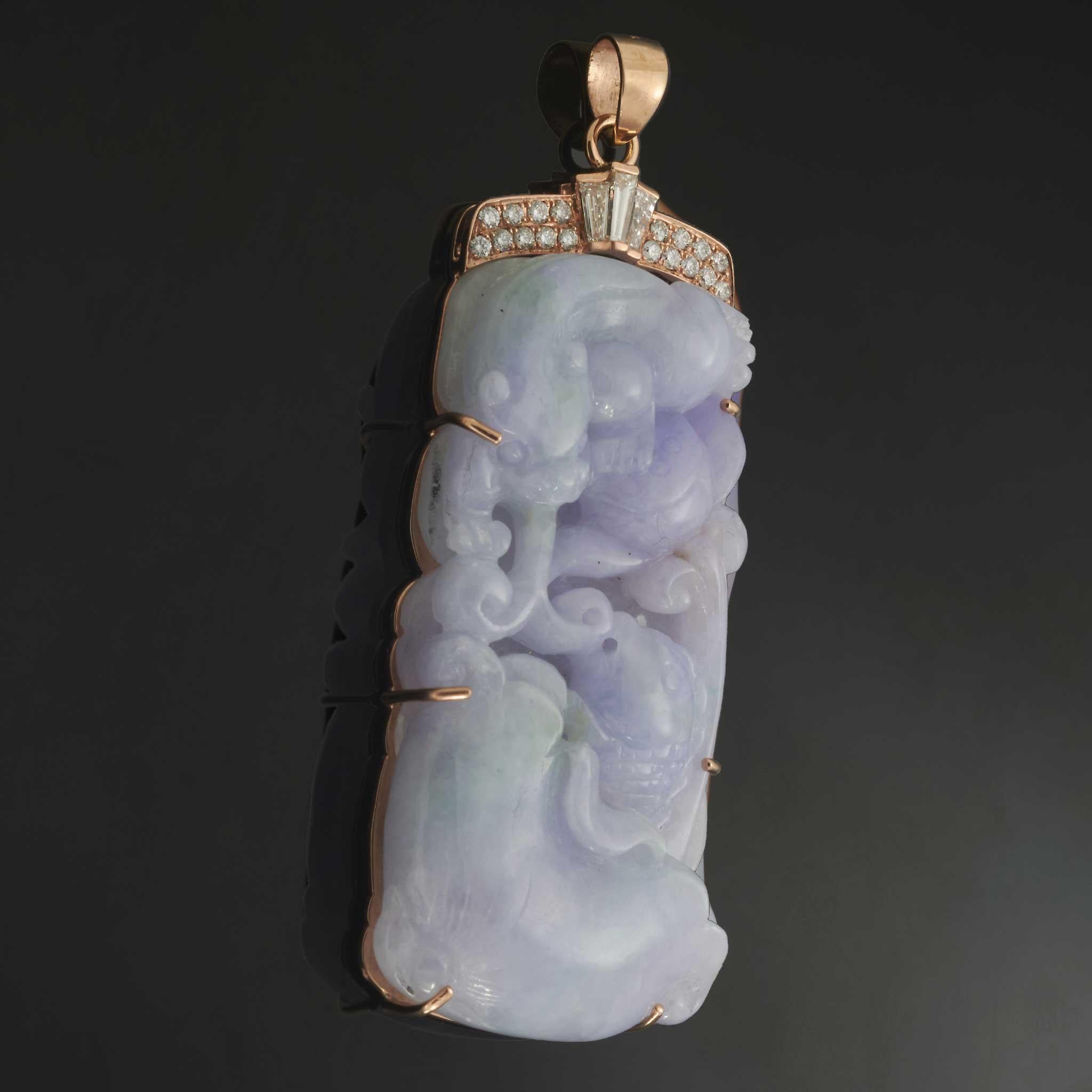 Questo ciondolo unico presenta un autentico pesce di giada lavanda intagliato a mano e incastonato in oro rosa 18KT. Accentuato da circa 0,50 carati di diamanti taglio baguette e tondo G-VS, il design fonde la vibrante arte delle gemme con i