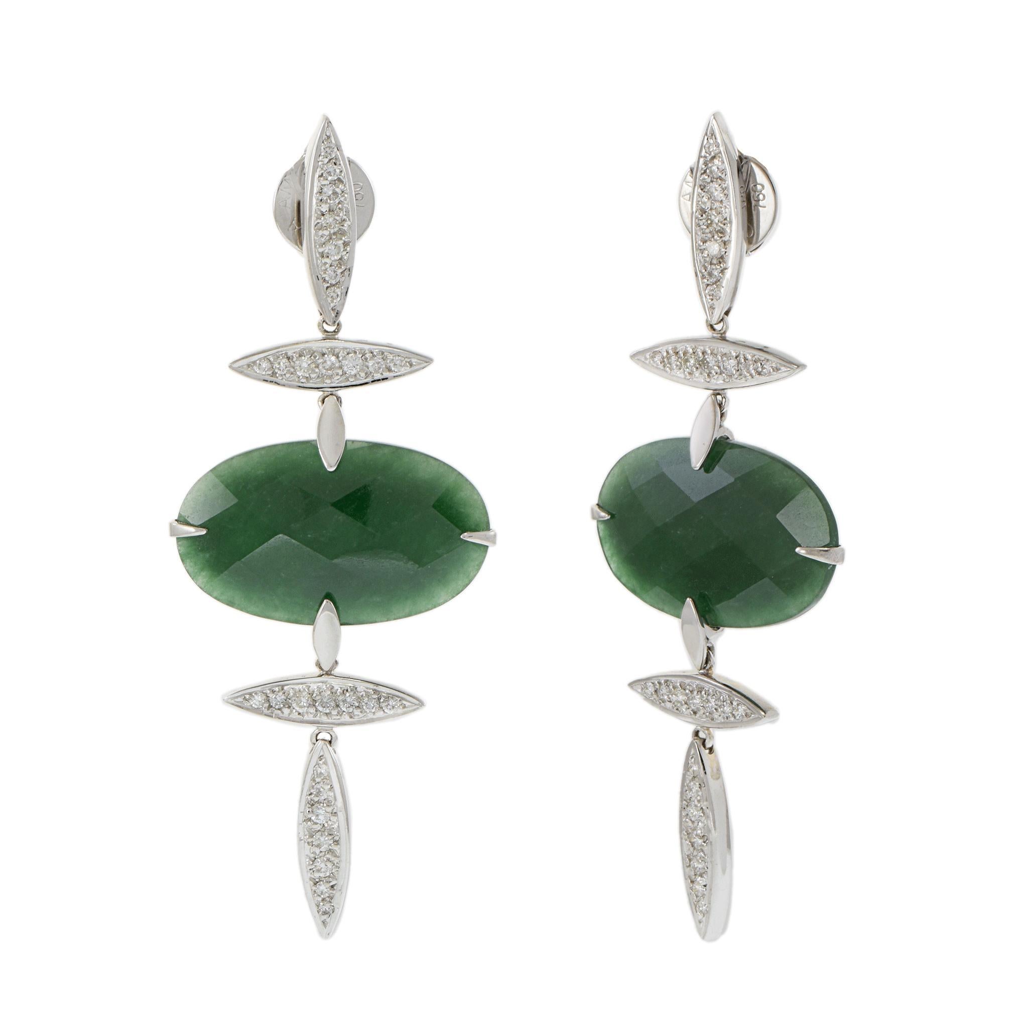 Ces boucles d'oreilles en forme de goutte d'eau de la créatrice brésilienne Carla Amorim associent un jade d'un vert profond à des diamants ronds G-VS étincelants pour créer une silhouette moderne et raffinée. Réalisée en or blanc 18KT, chaque
