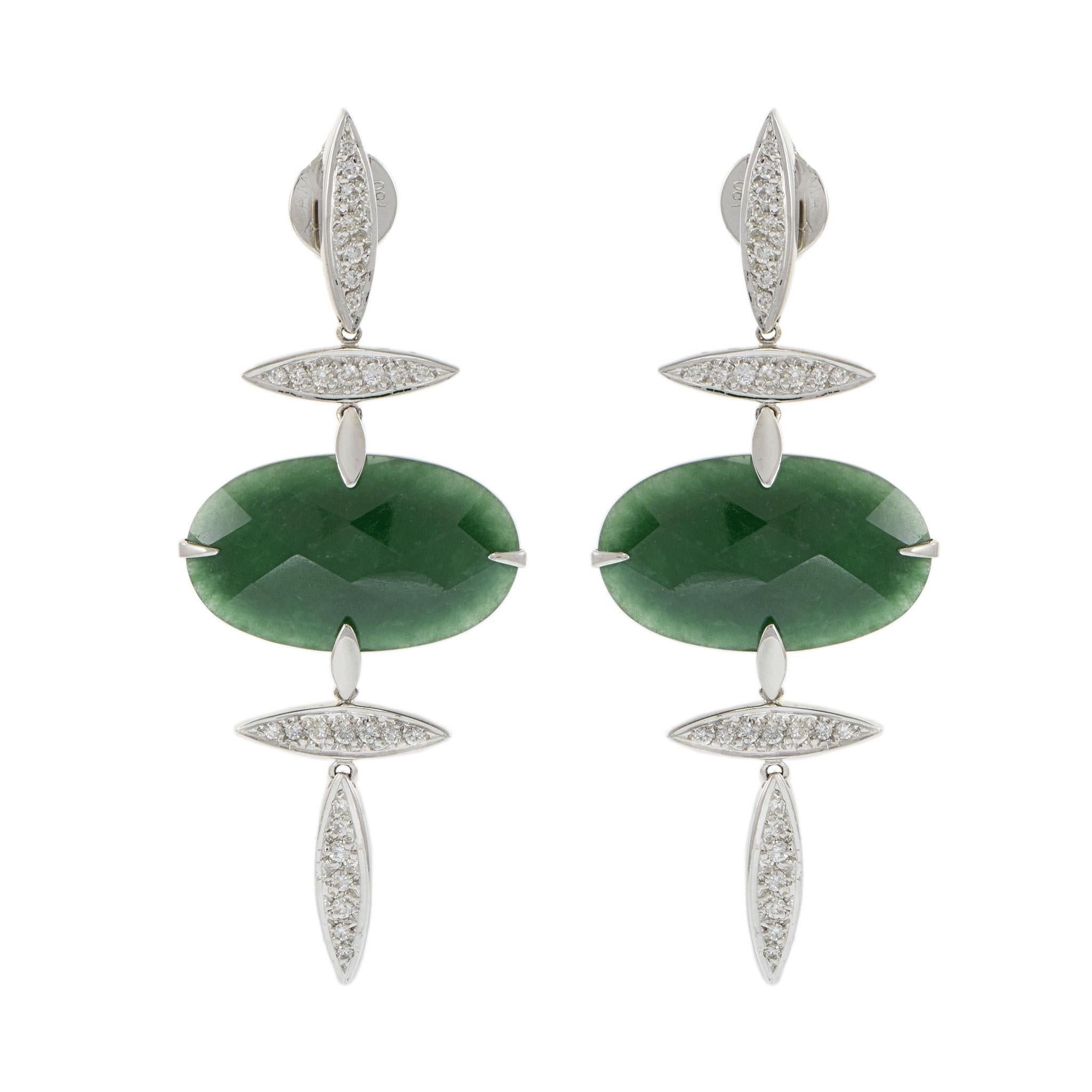 Taille ovale Estate Boucles d'oreilles pendantes en or blanc 18KT, jade Carla Amorim et diamants en vente