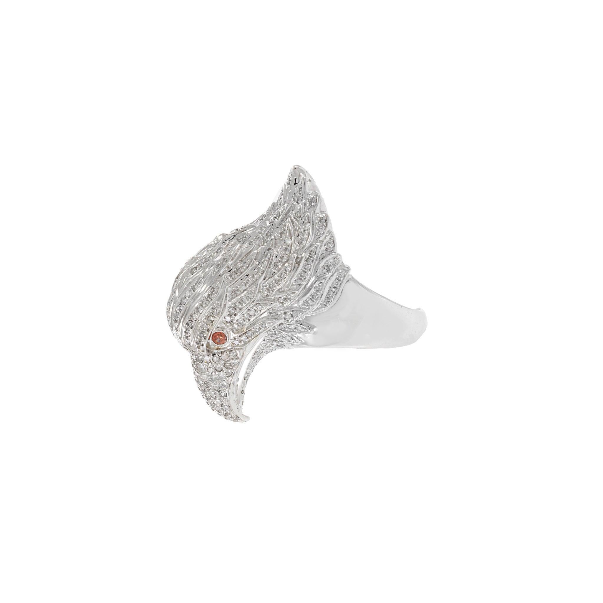Simbolo audace di forza e precisione, questo anello con testa d'aquila è scolpito in oro bianco 18KT e incastonato con 1,45 carati di diamanti tondi brillanti (G-VS/SI). Dettagliato dal becco alla corona di piume, il disegno è rifinito con occhi di