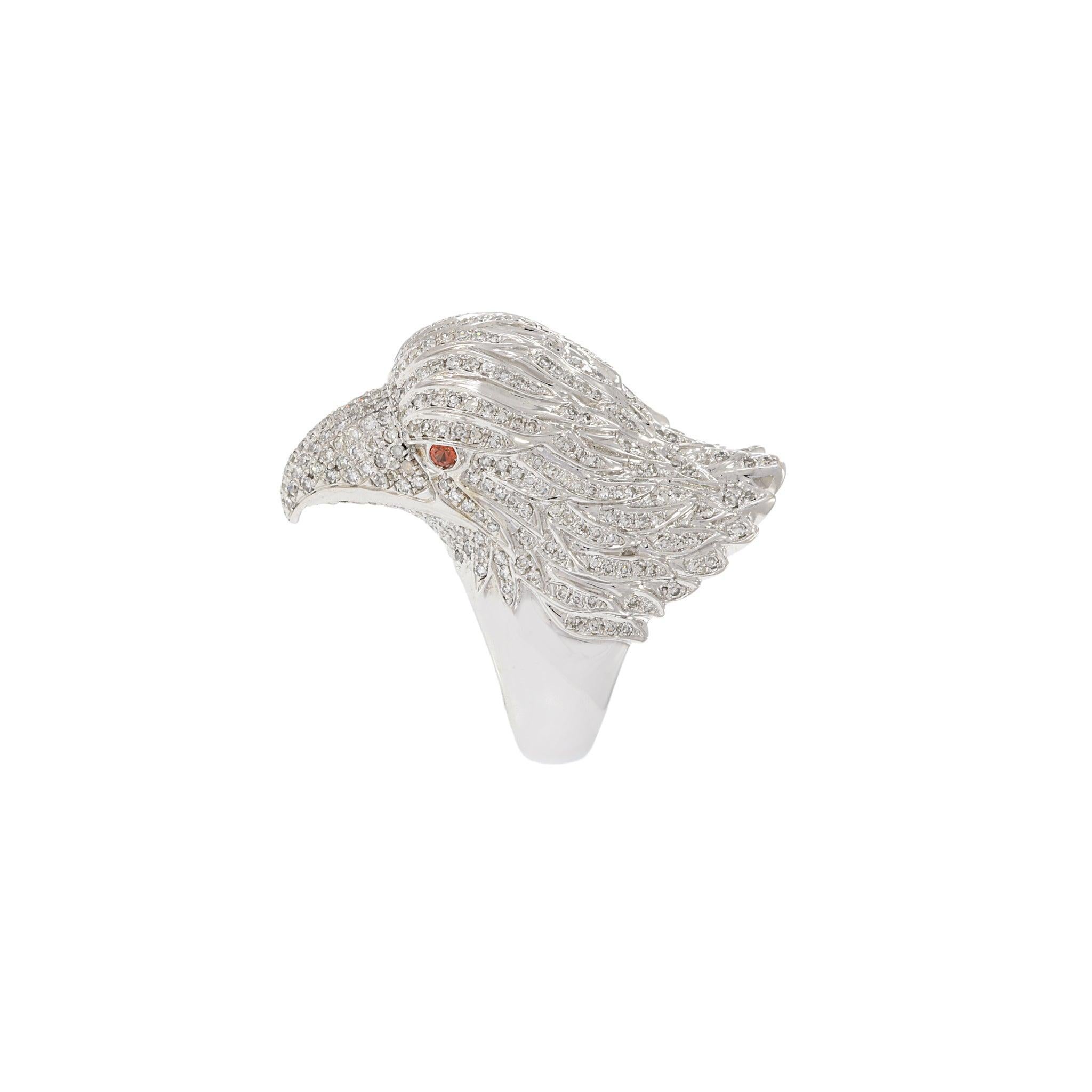 Moderno Anello Estate in oro bianco 18KT con pavé di diamanti e testa d'aquila in vendita