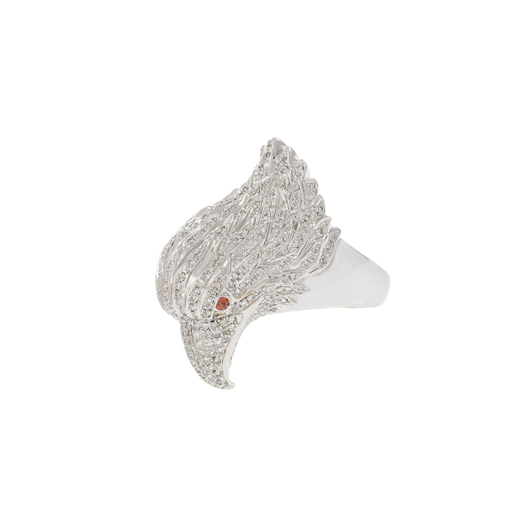 Taglio rotondo Anello Estate in oro bianco 18KT con pavé di diamanti e testa d'aquila in vendita